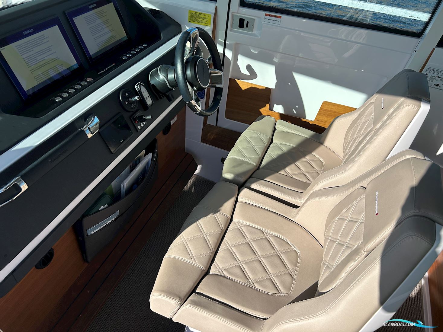 Axopar 28 Cabin