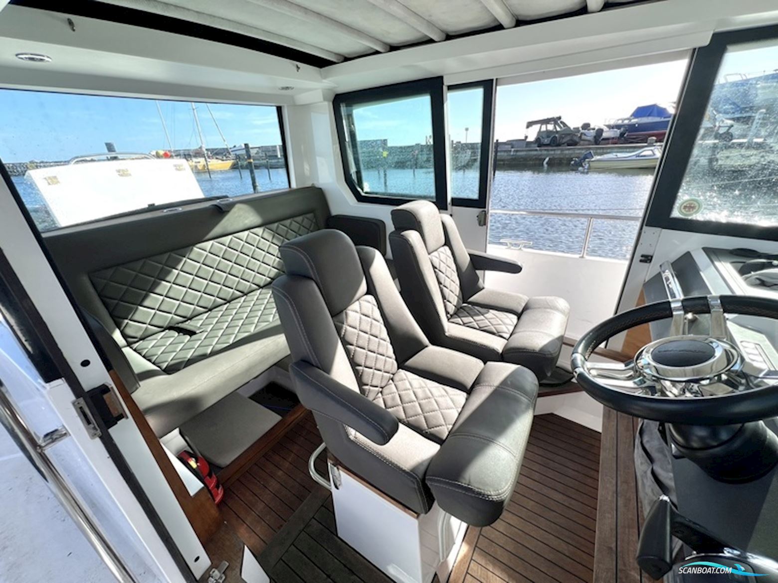 Axopar 28 Cabin