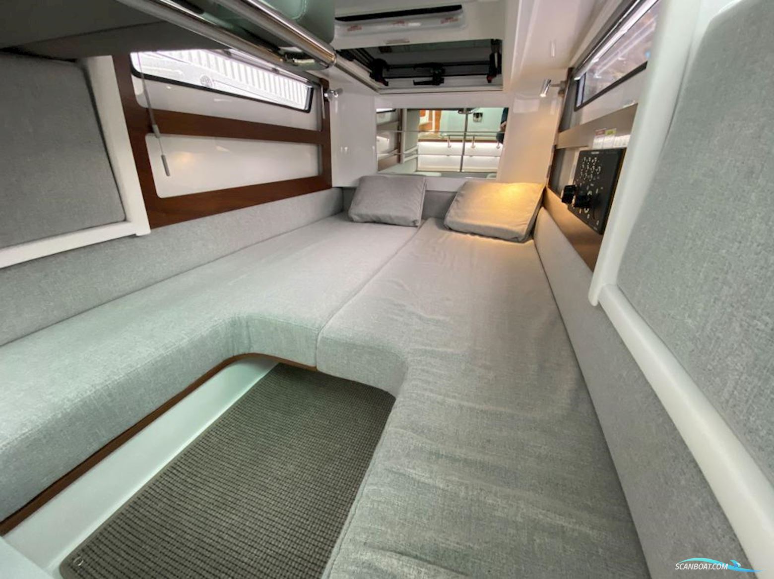 AXOPAR 28 Cabin