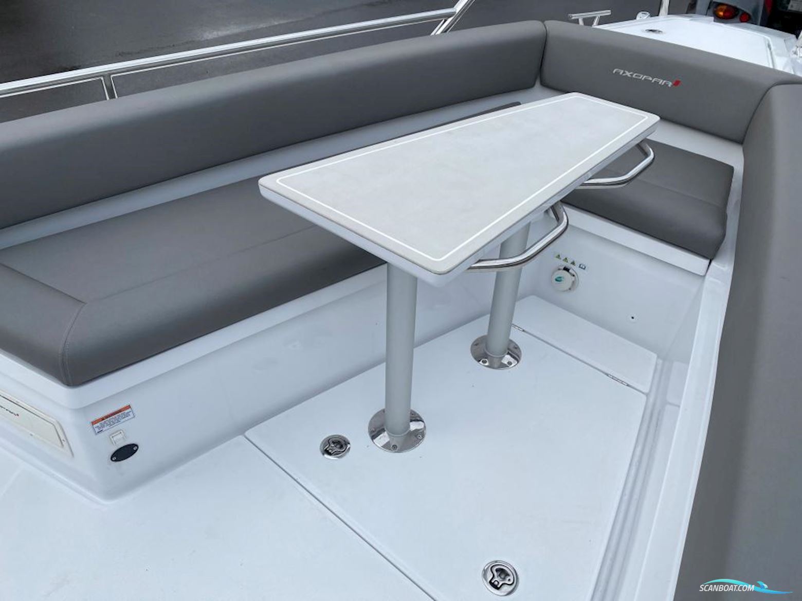 AXOPAR 28 Cabin