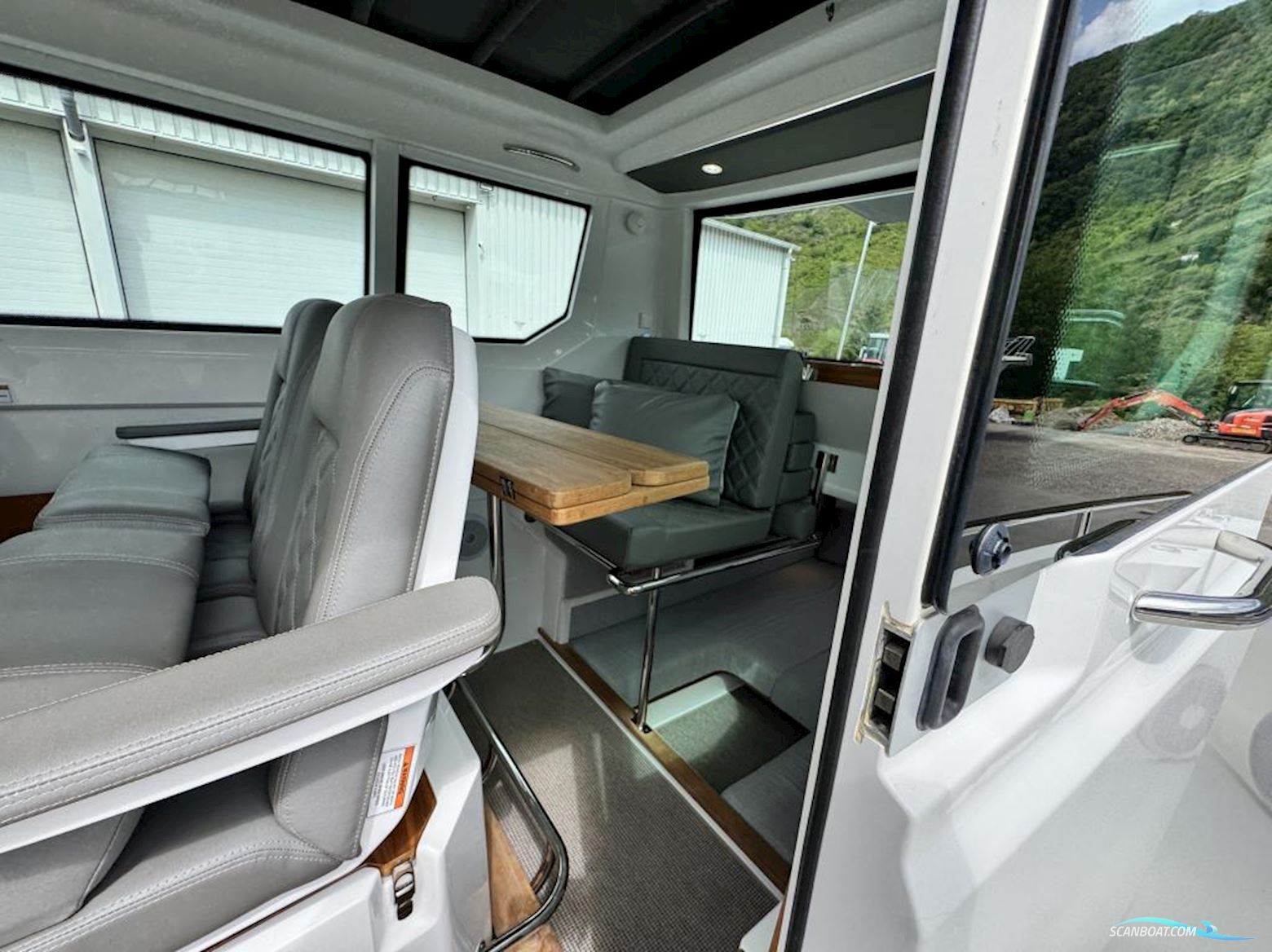 Axopar 28 Cabin