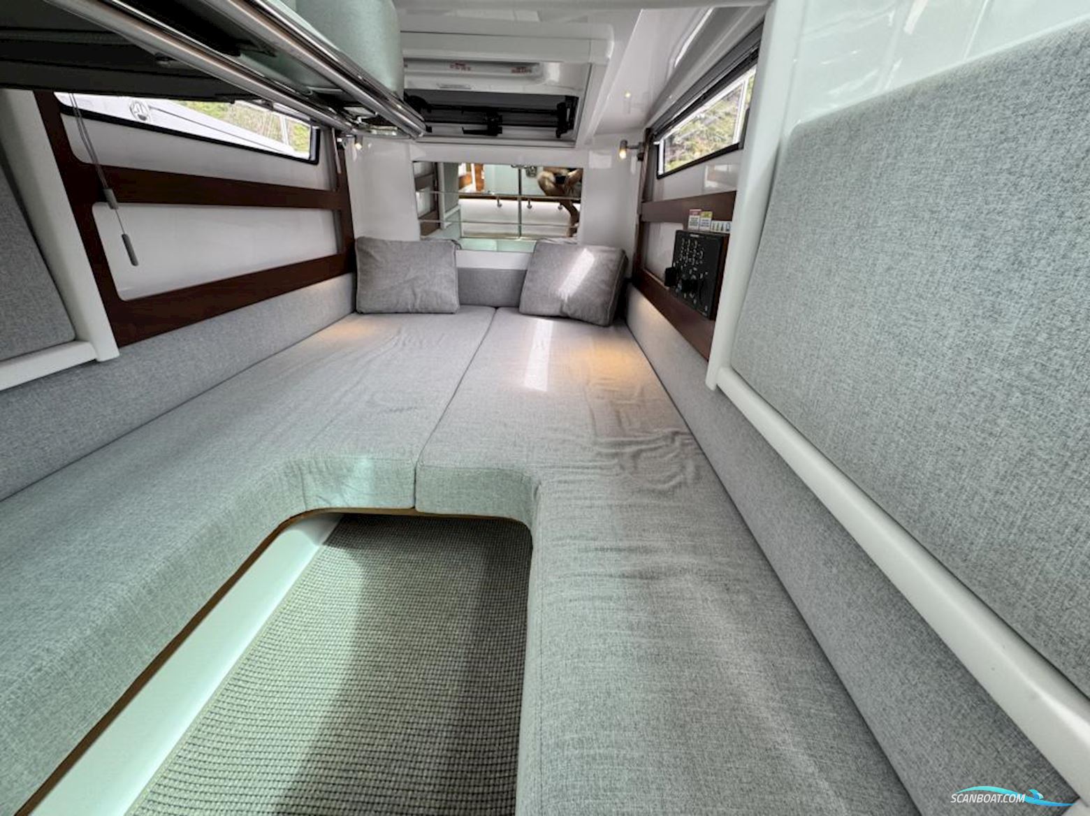 Axopar 28 Cabin