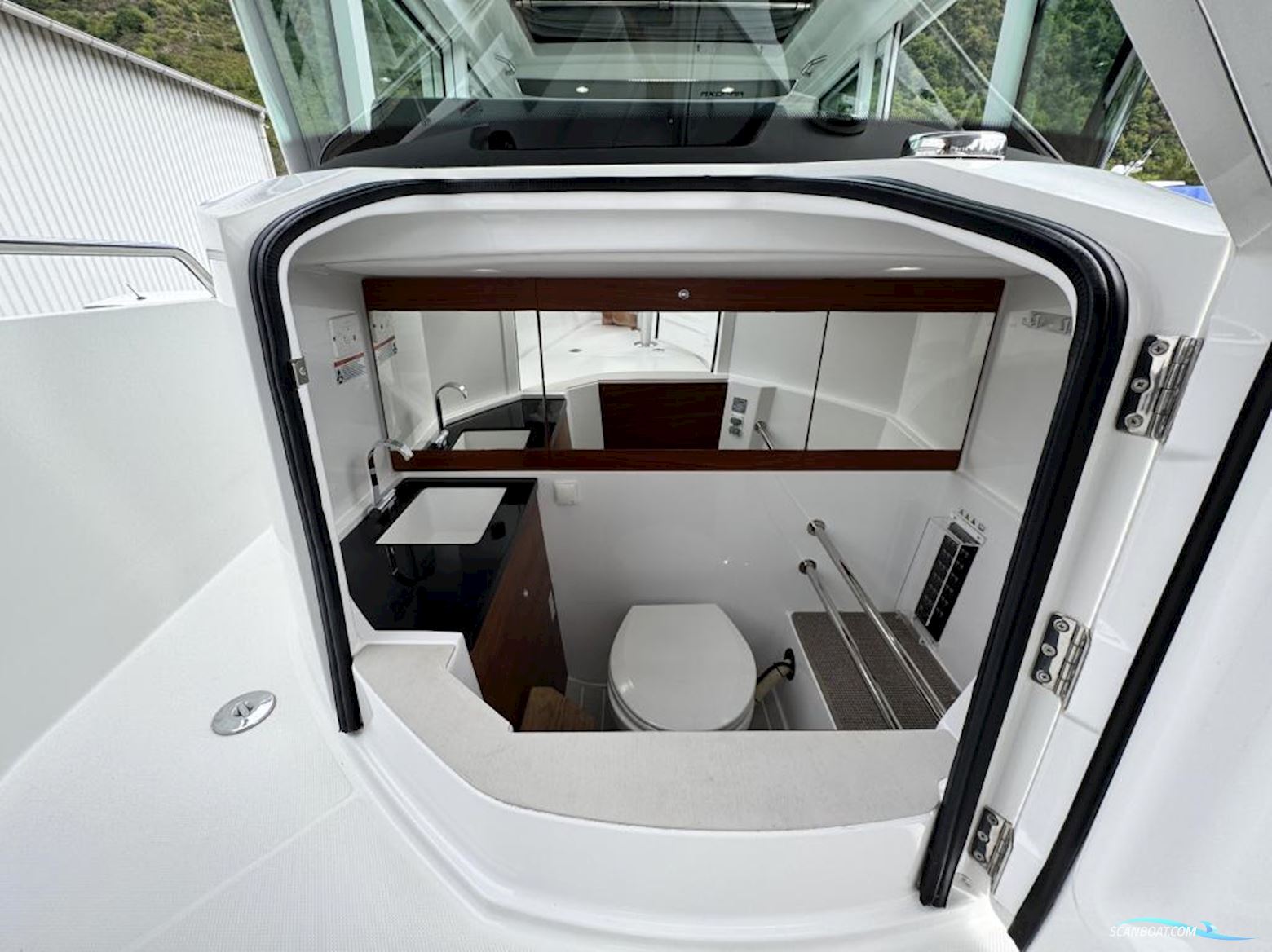 Axopar 28 Cabin