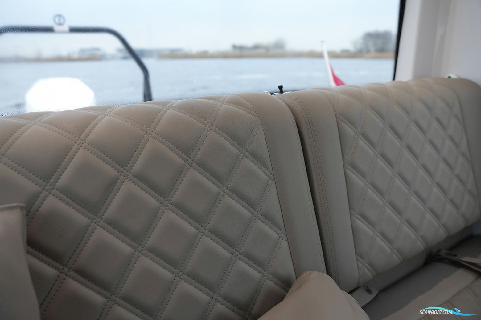 Axopar 28 Cabin