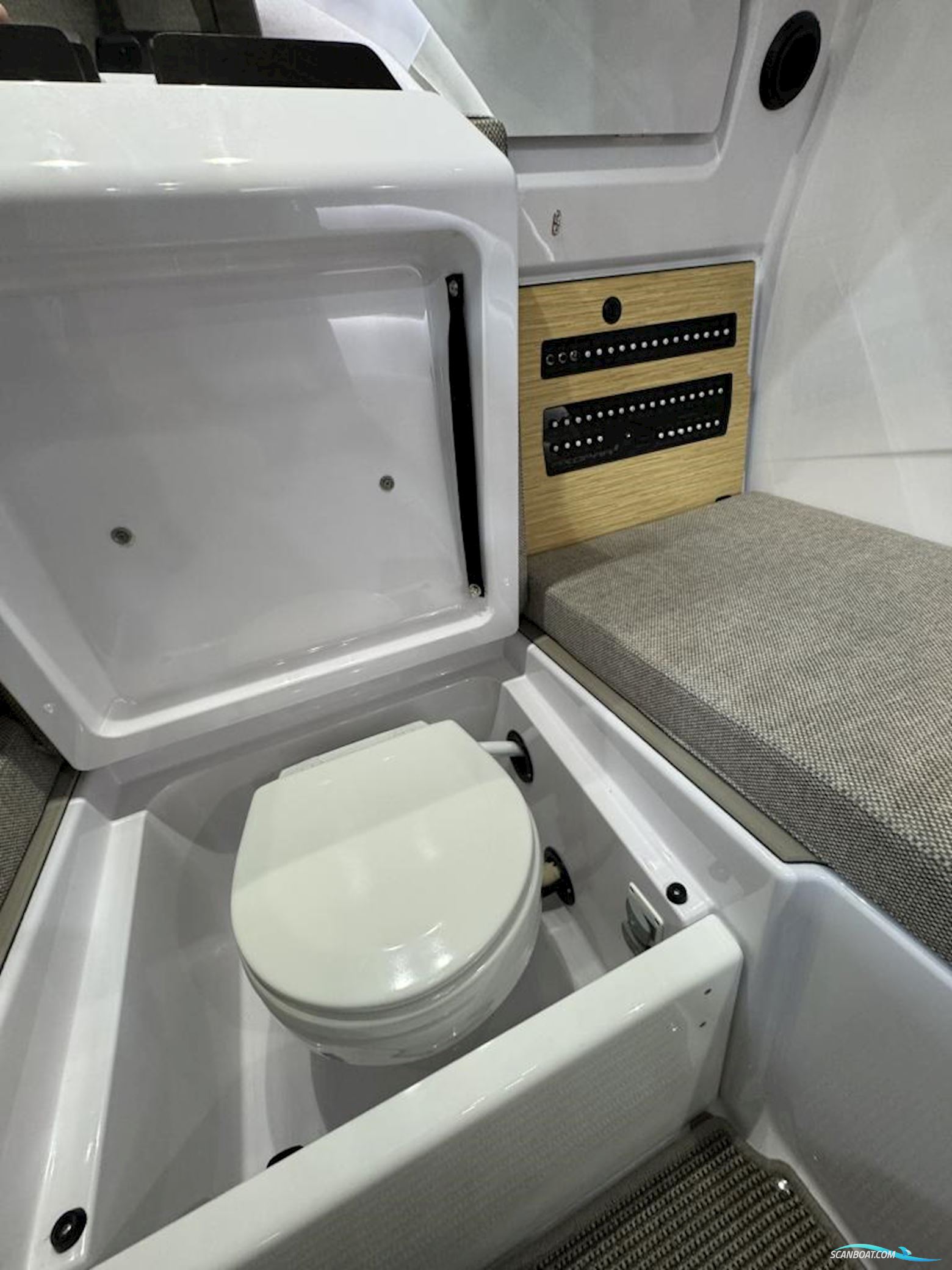 AXOPAR 29 Cross Cabin