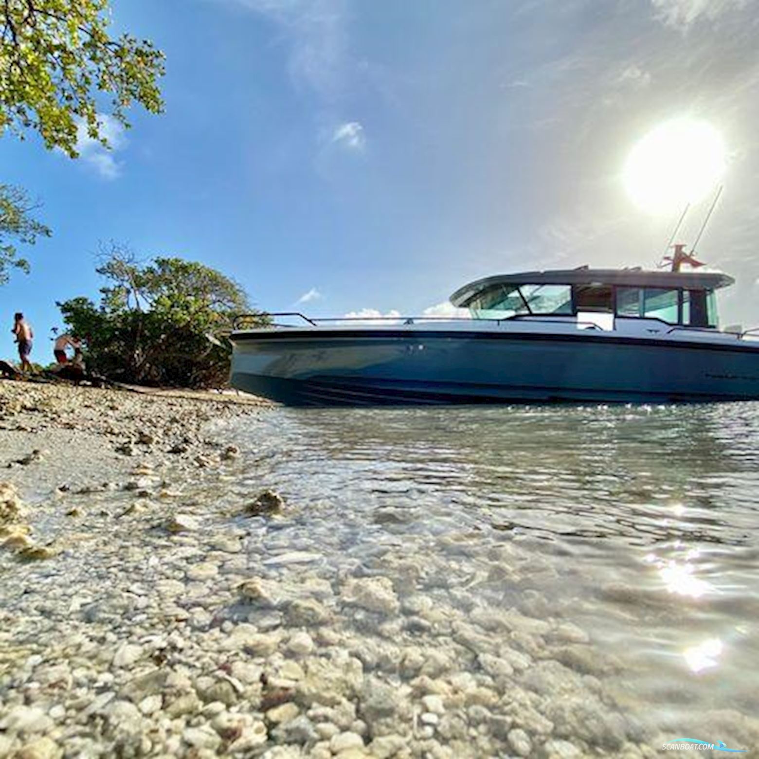 AXOPAR 37 Cross Cabin