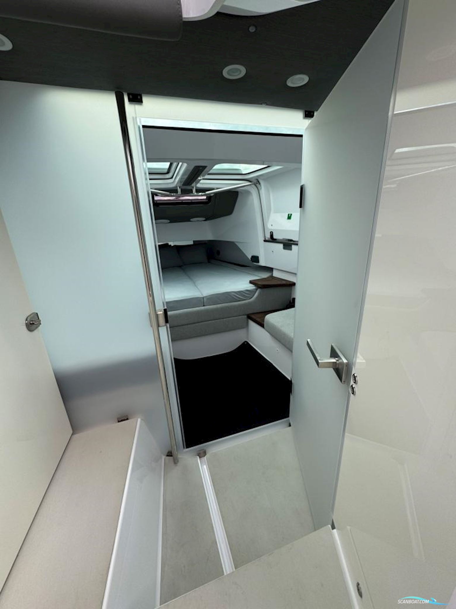 AXOPAR 37 Cross Cabin