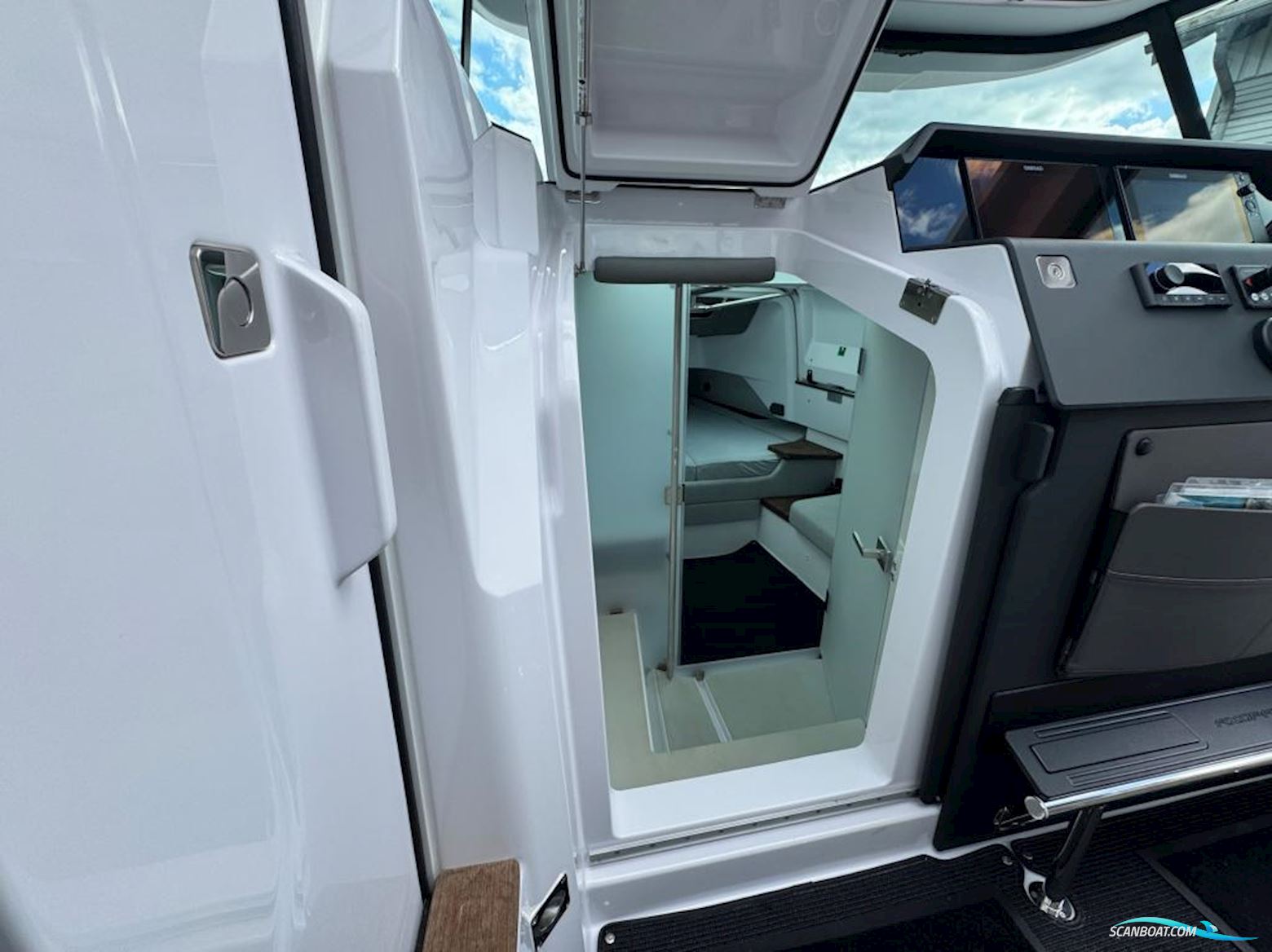 AXOPAR 37 Cross Cabin