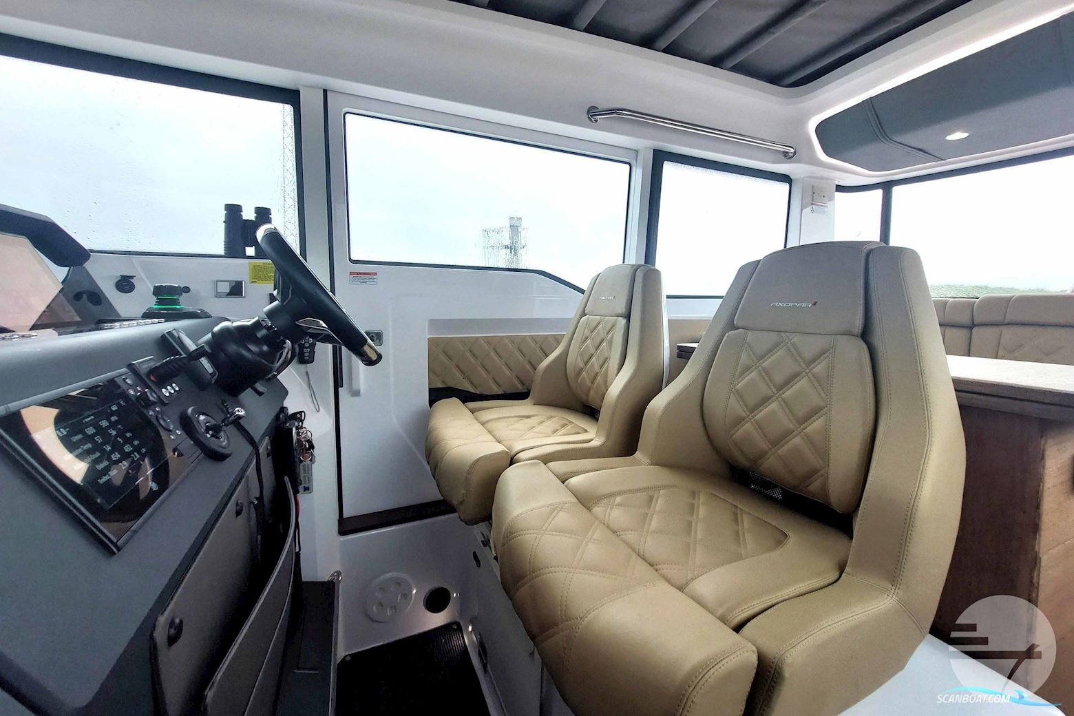 Axopar 37 Cross Cabin