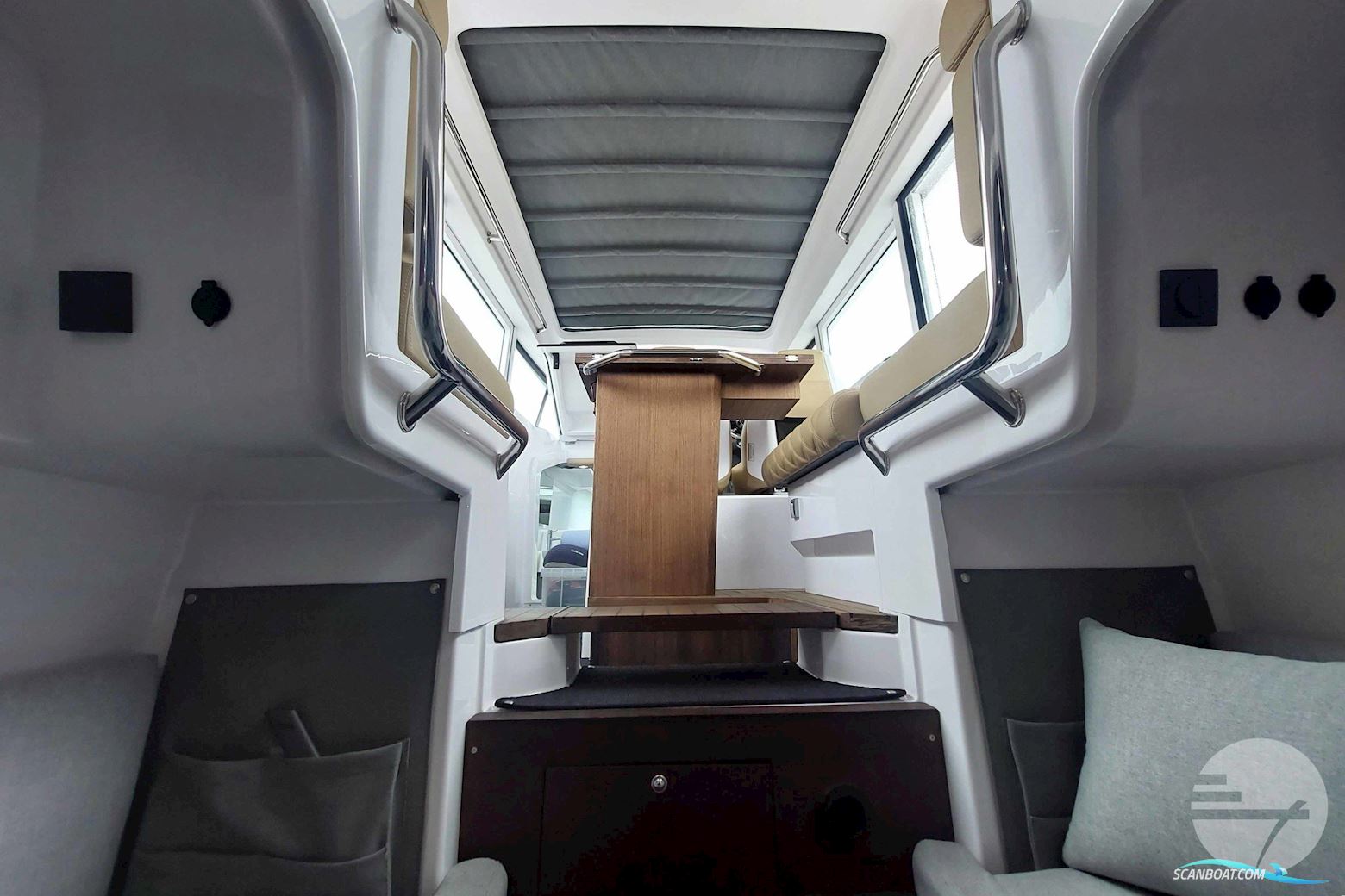 Axopar 37 Cross Cabin