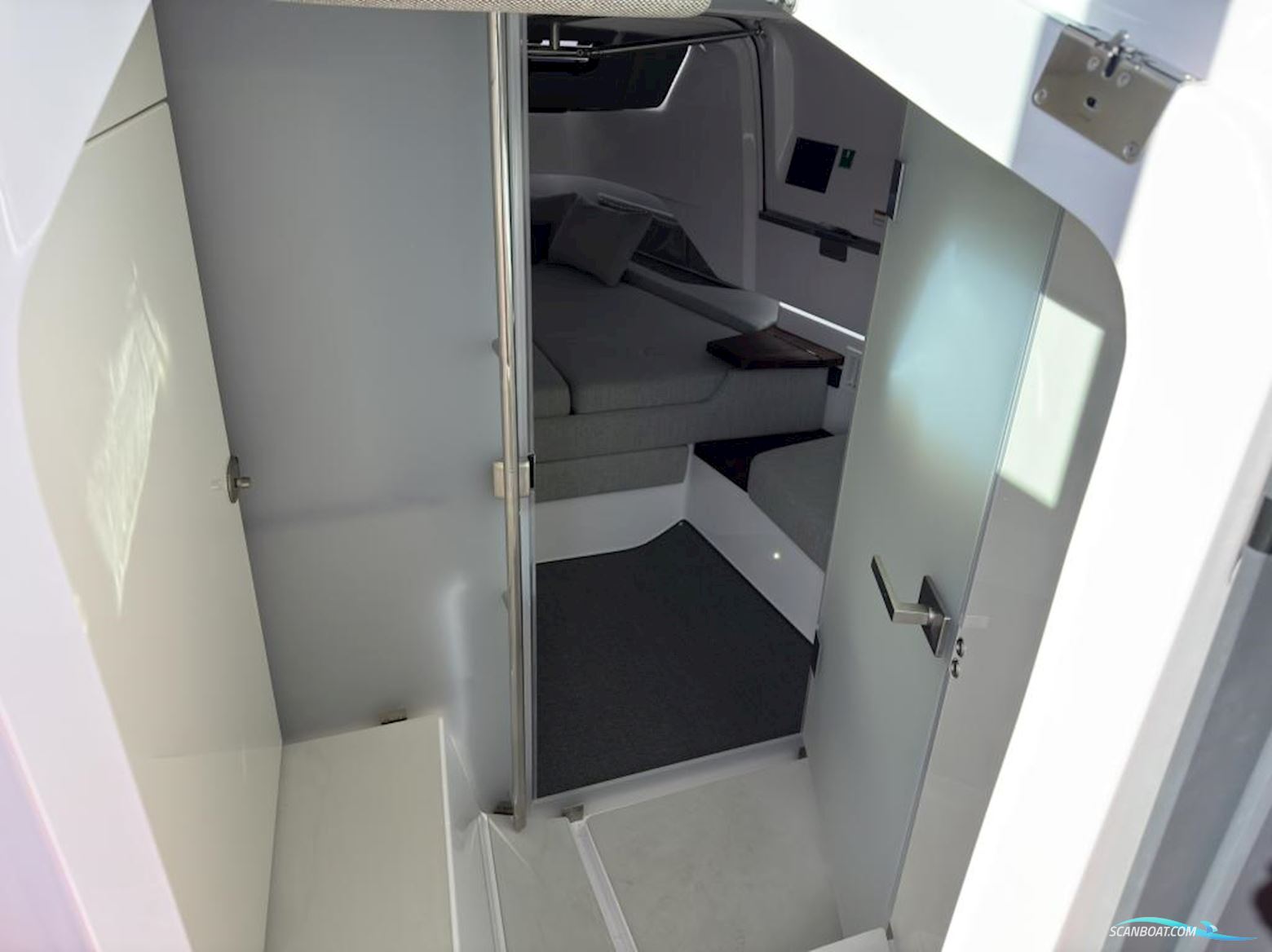 Axopar 37 Cross Cabin