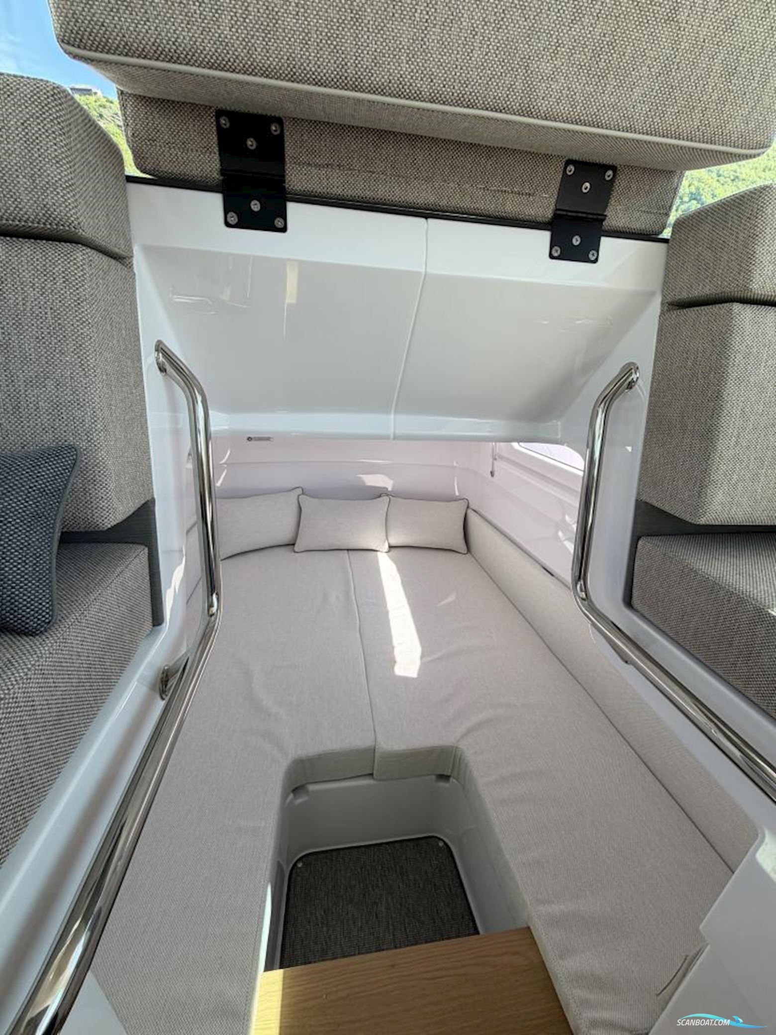 Axopar 37 Cross Cabin