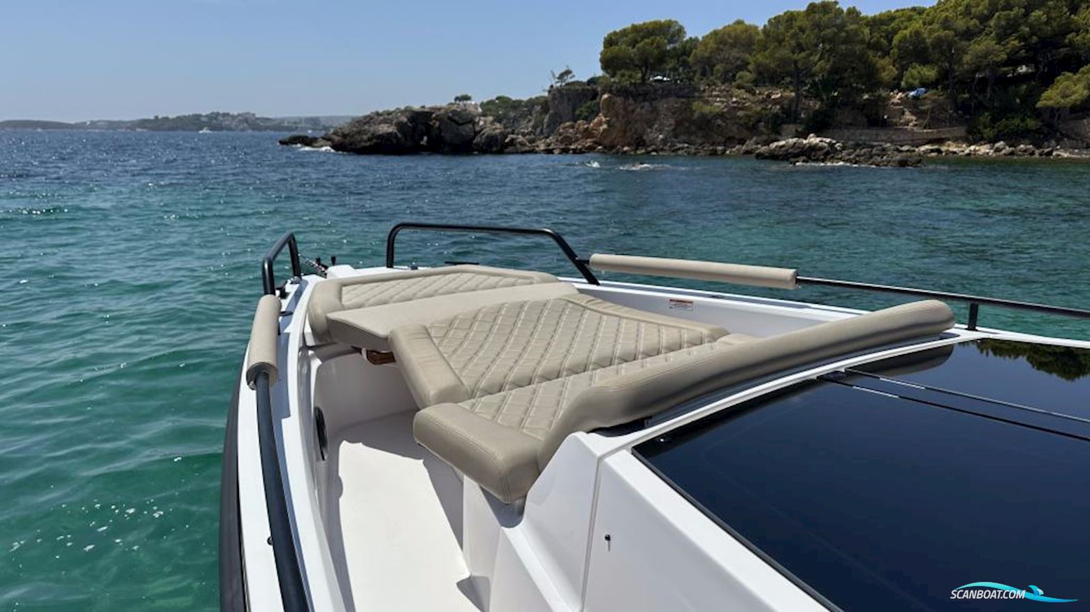 Axopar 37 Cross Cabin