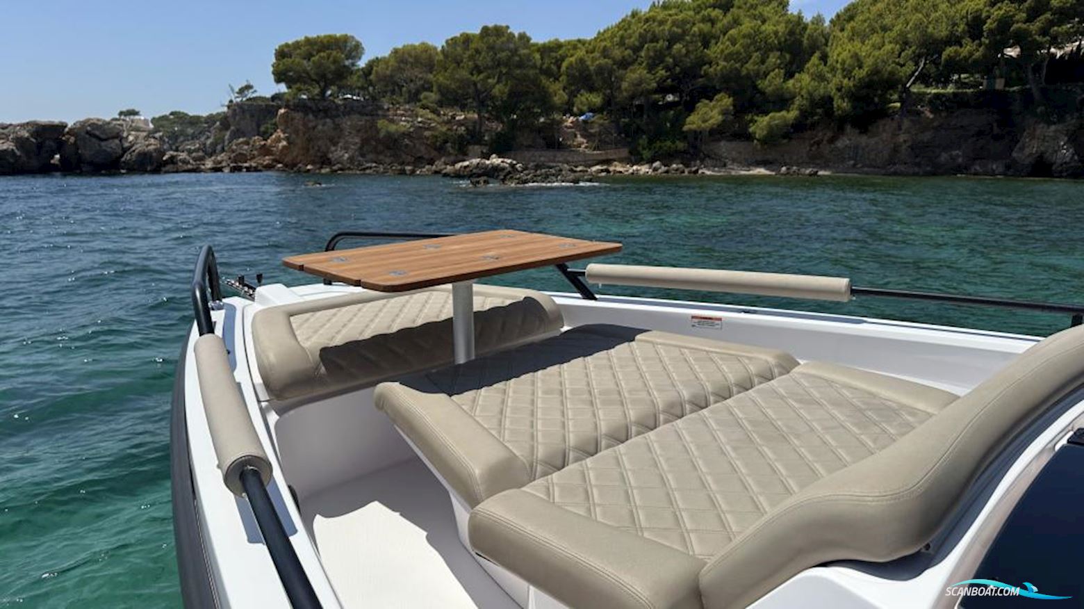 Axopar 37 Cross Cabin