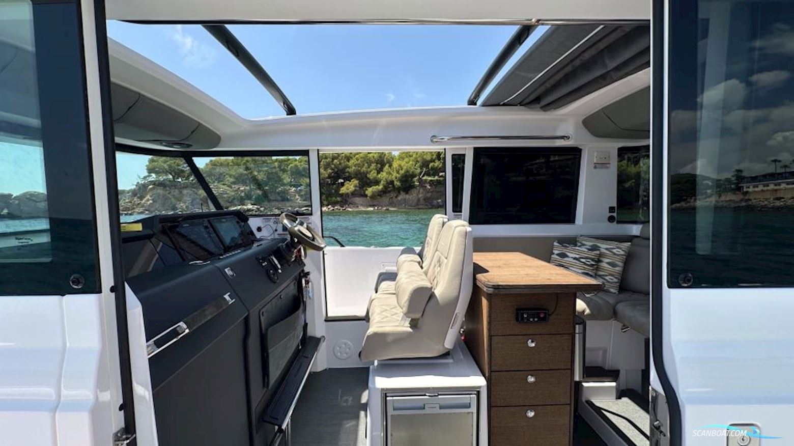 Axopar 37 Cross Cabin