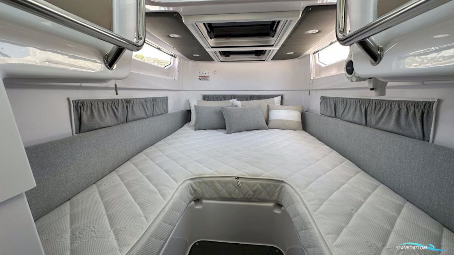 Axopar 37 Cross Cabin
