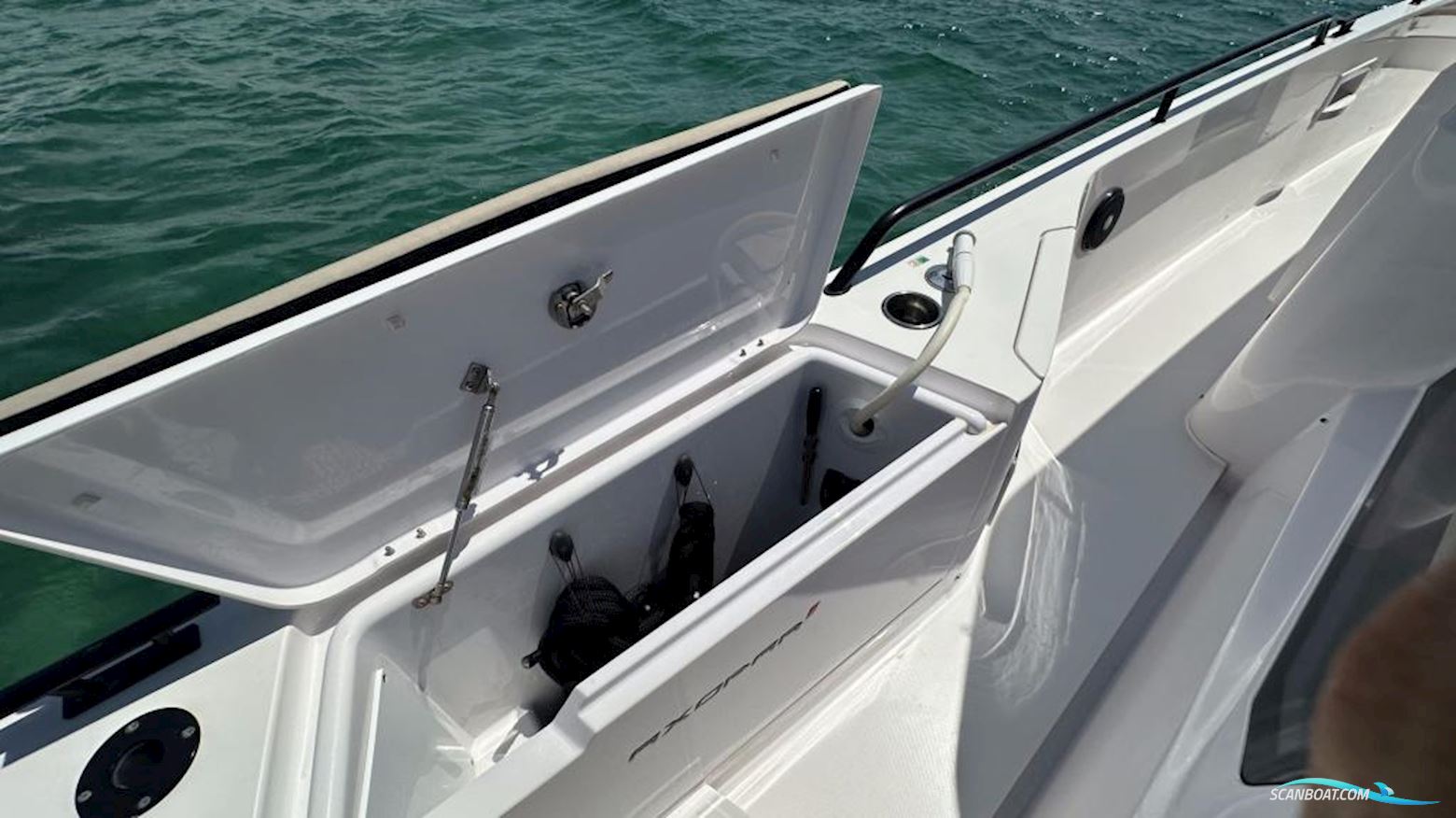 Axopar 37 Cross Cabin