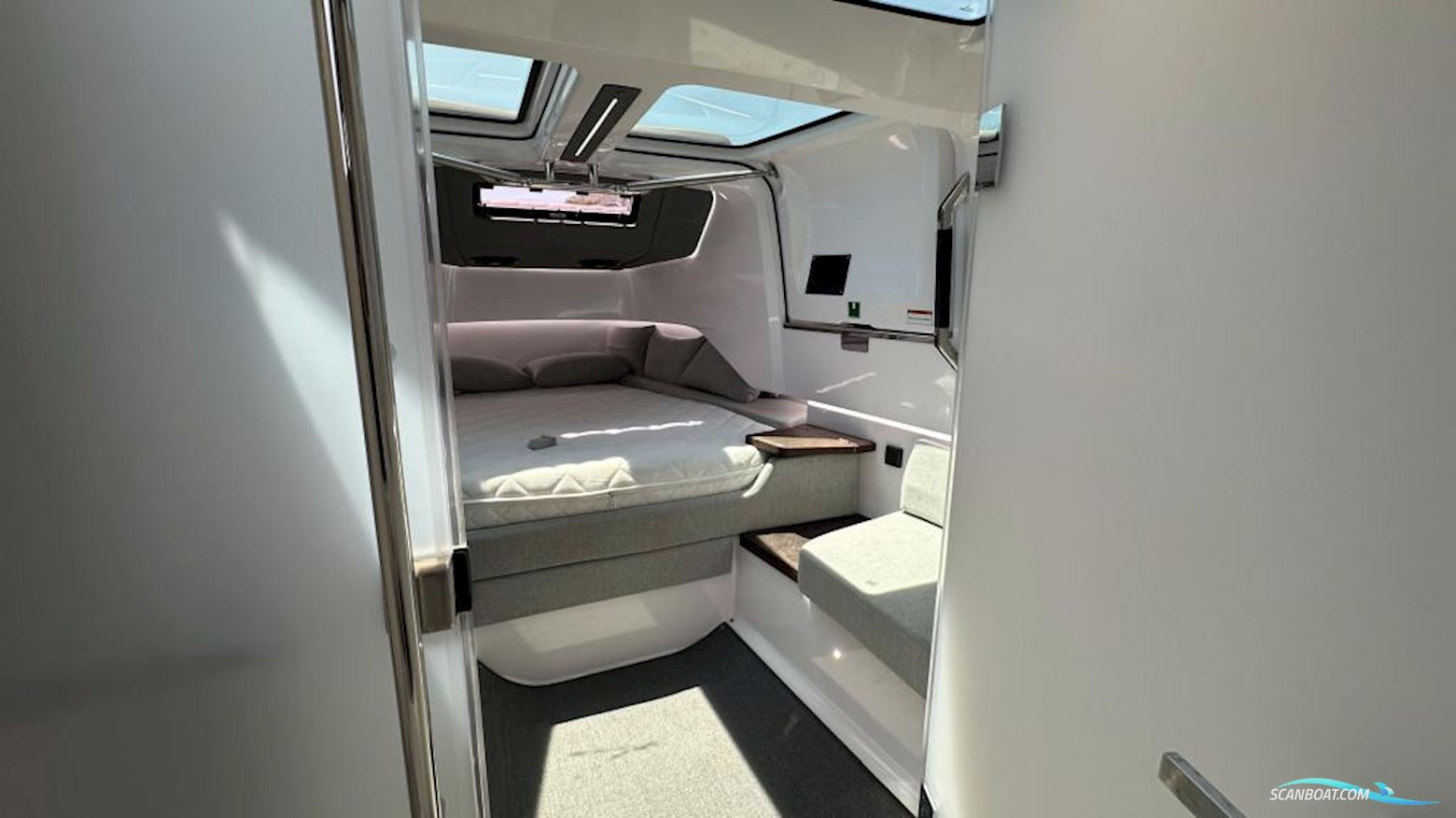 Axopar 37 Cross Cabin