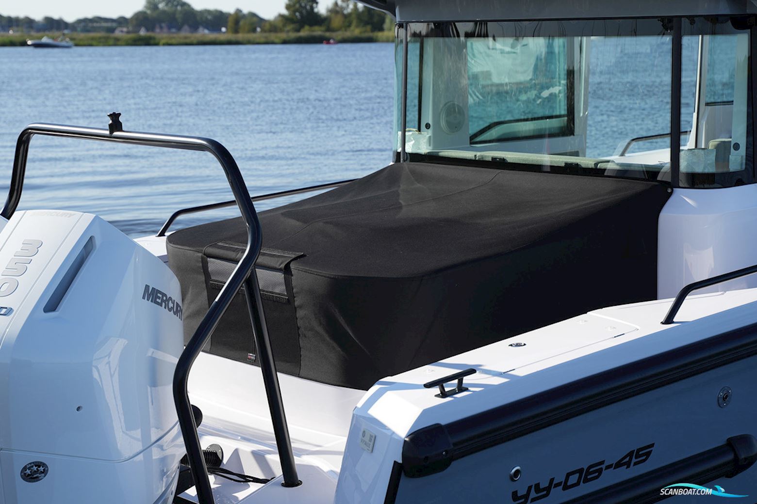 Axopar 37 XC Cross Cabin Mediterrana Edition