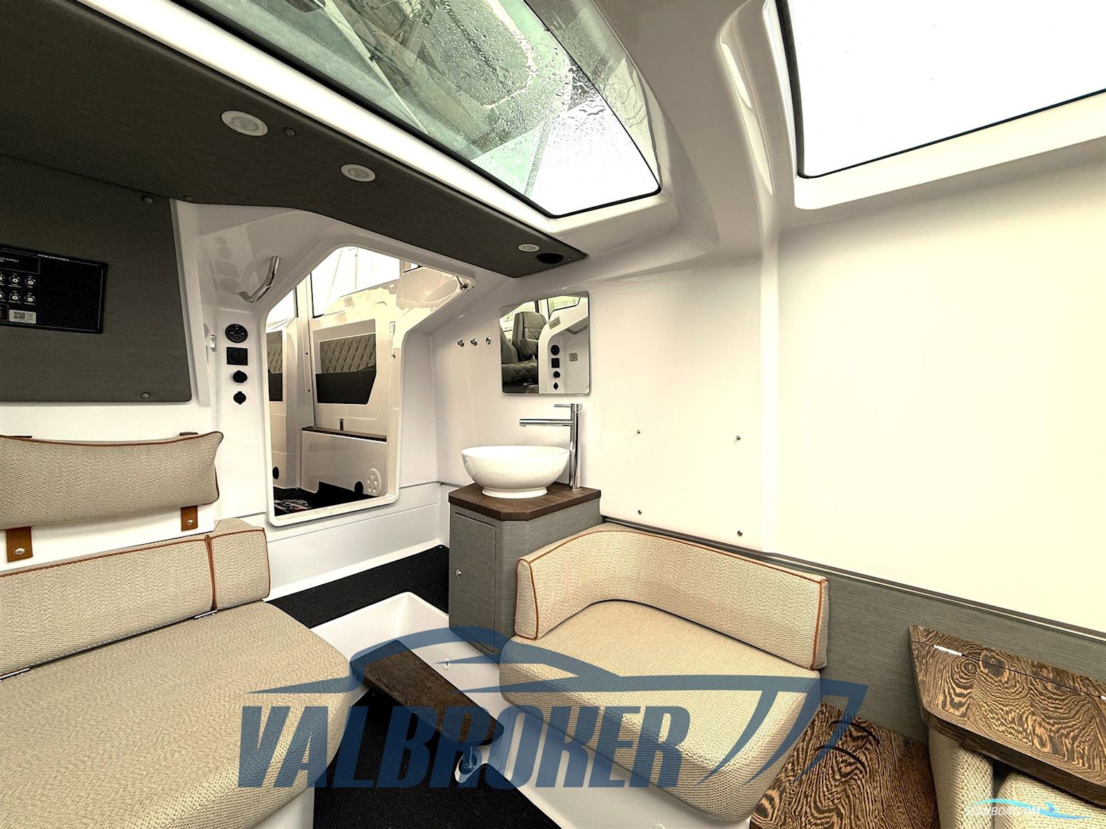 AXOPAR 37 XC Cross Cabin