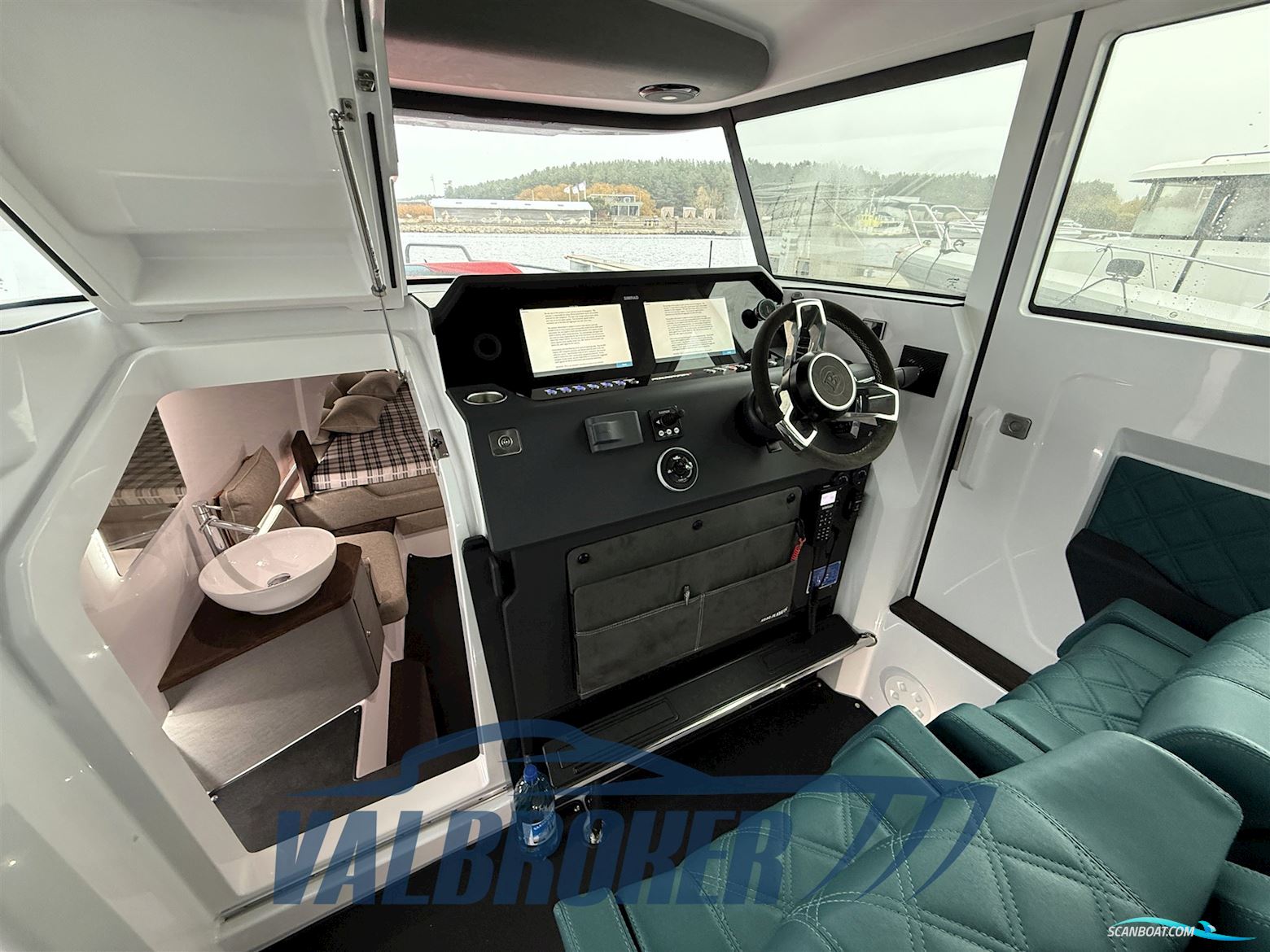 Axopar 37 XC Cross Cabin