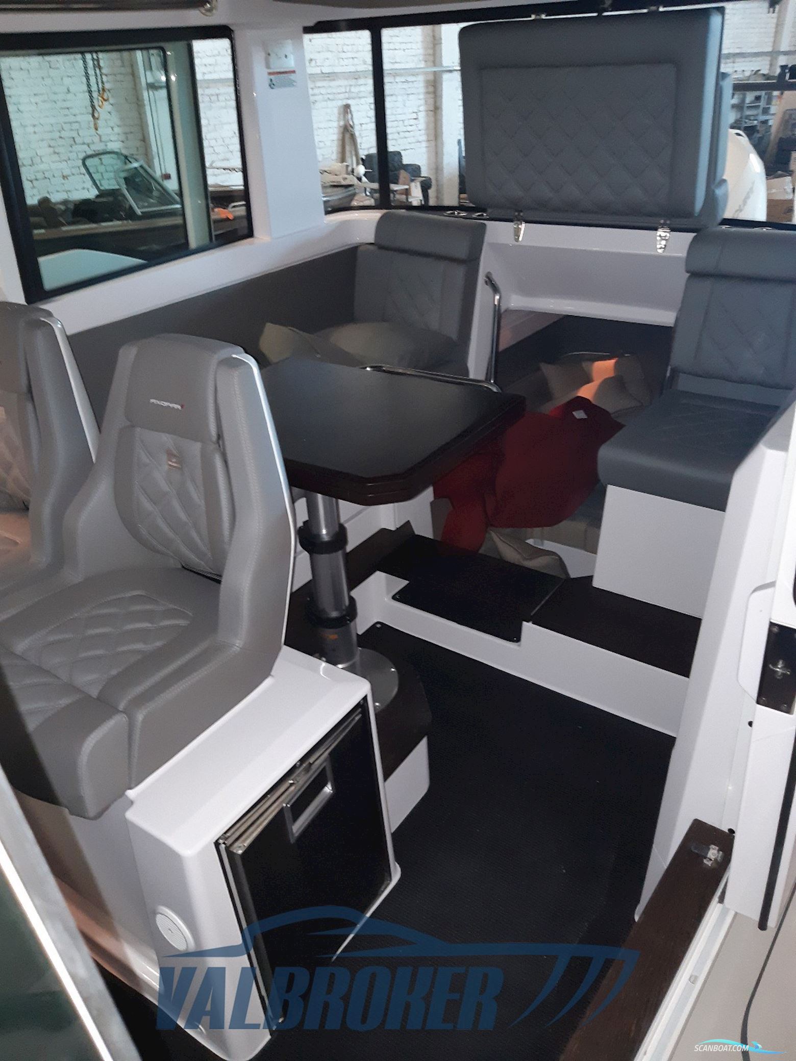 AXOPAR 37 XC Cross Cabin