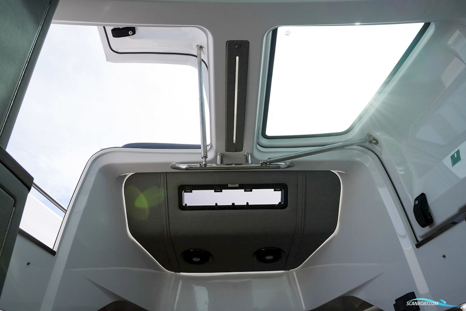 Axopar 37 XC Cross Cabin