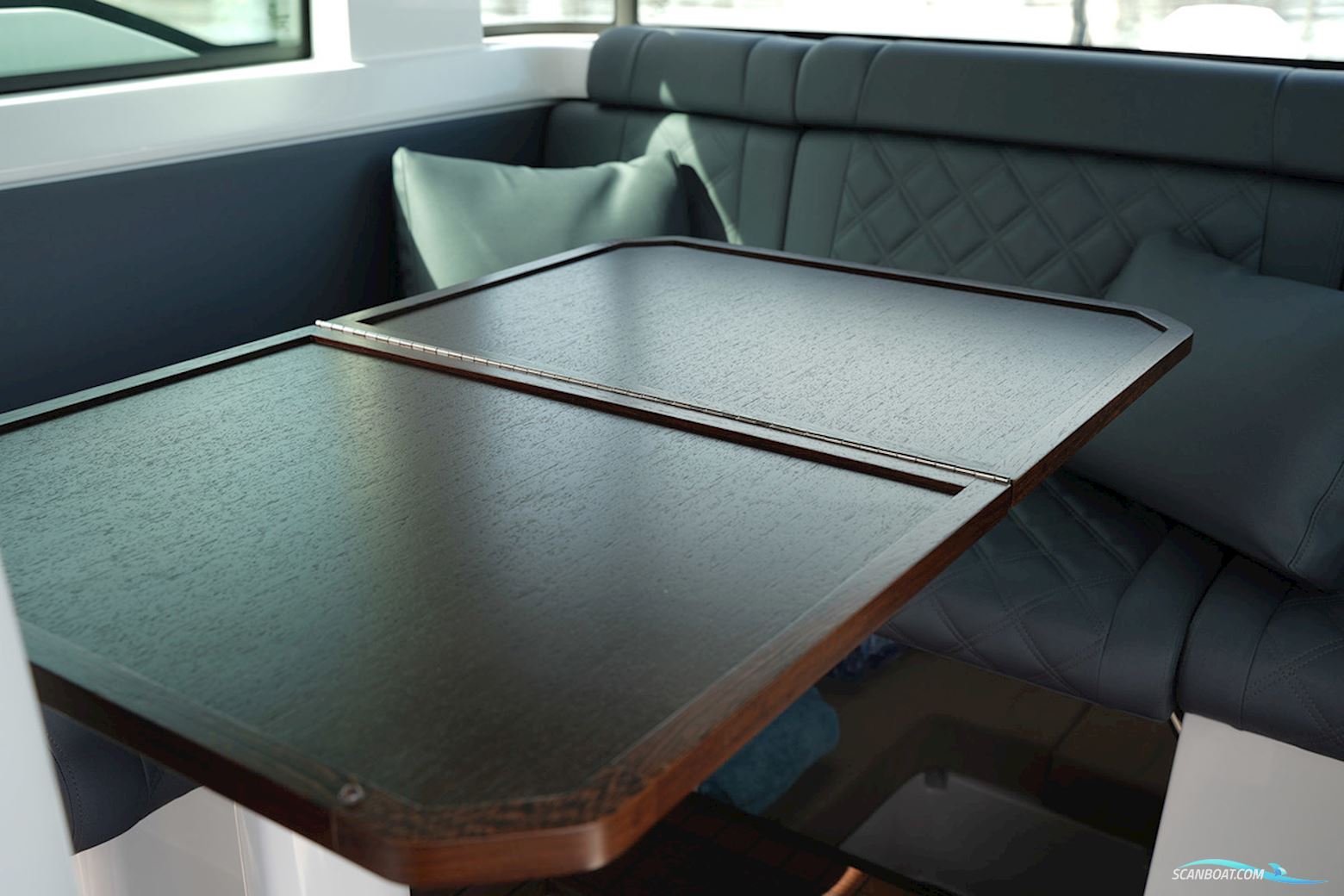 Axopar 37 XC Cross Cabin