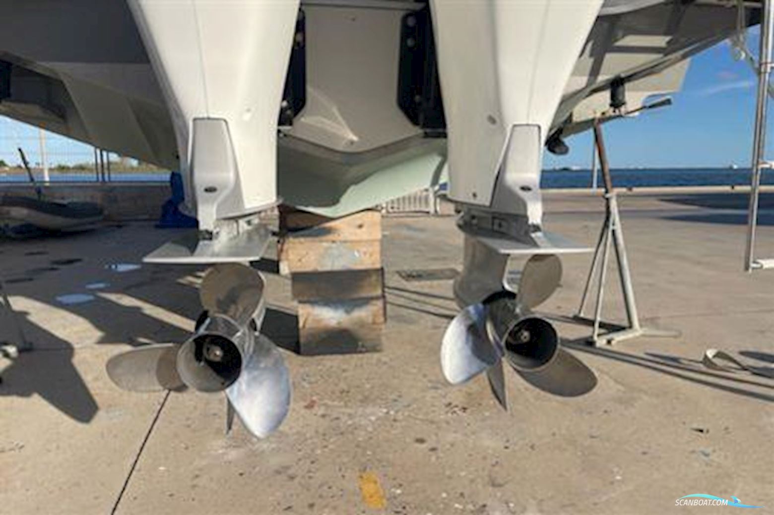 Axopar 37 XC Cross Cabin