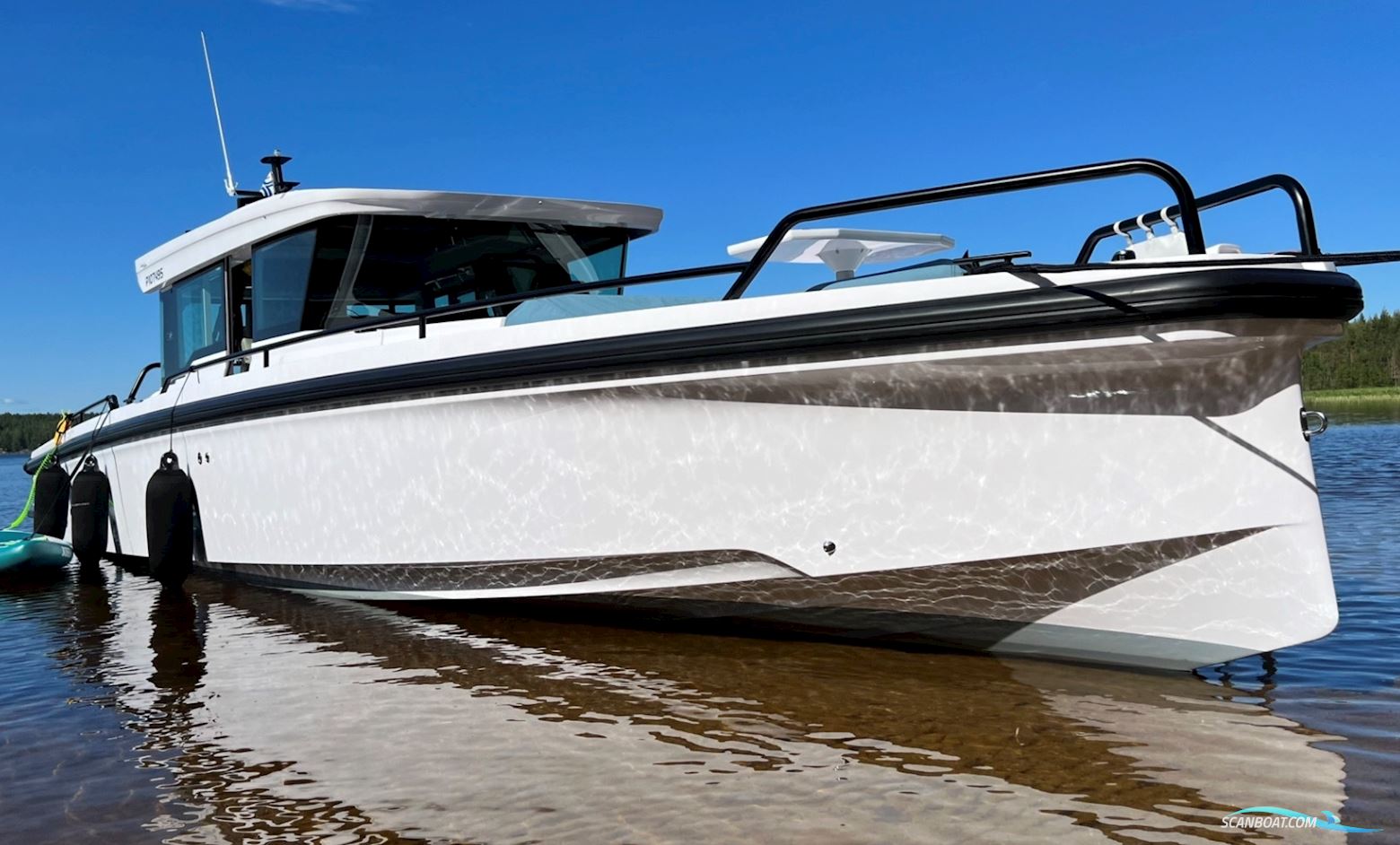 Axopar 37 XC Cross Cabin