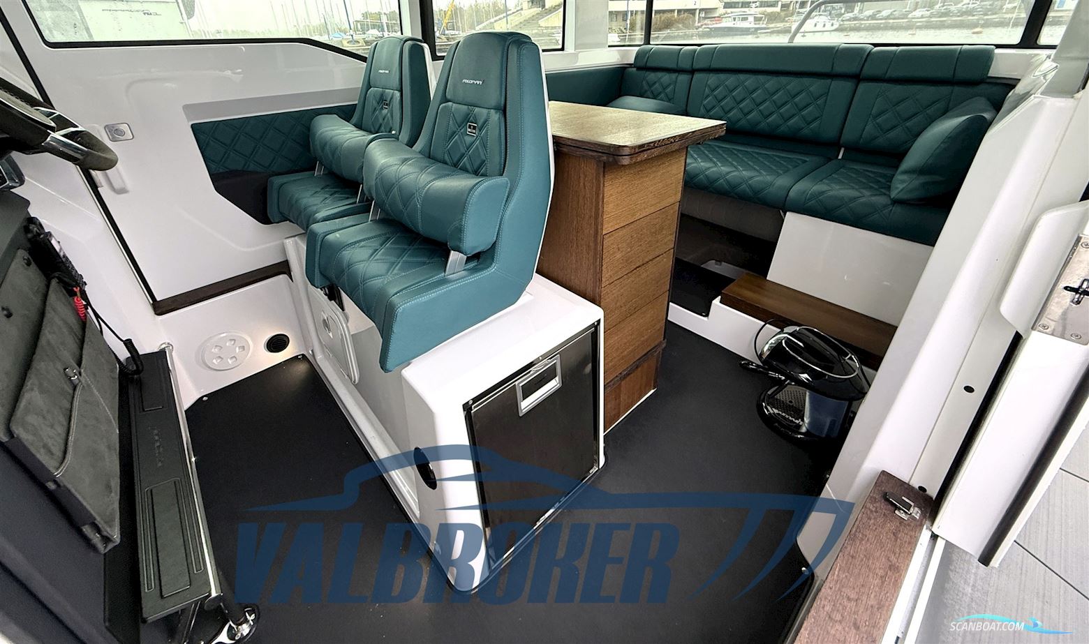 Axopar 37 XC Cross Cabin