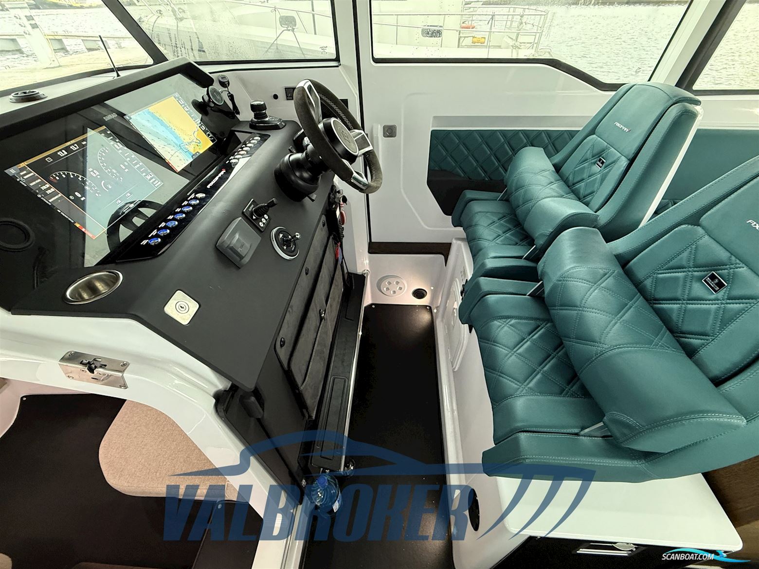 Axopar 37 XC Cross Cabin