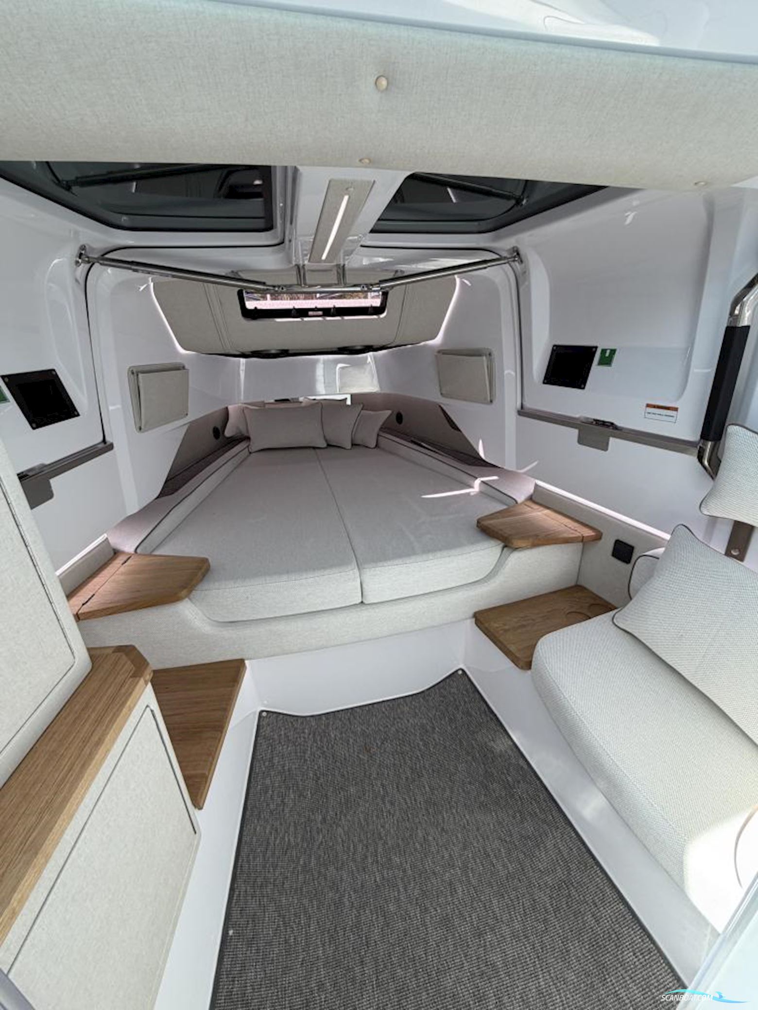 Axopar 37 XC Cross Cabin