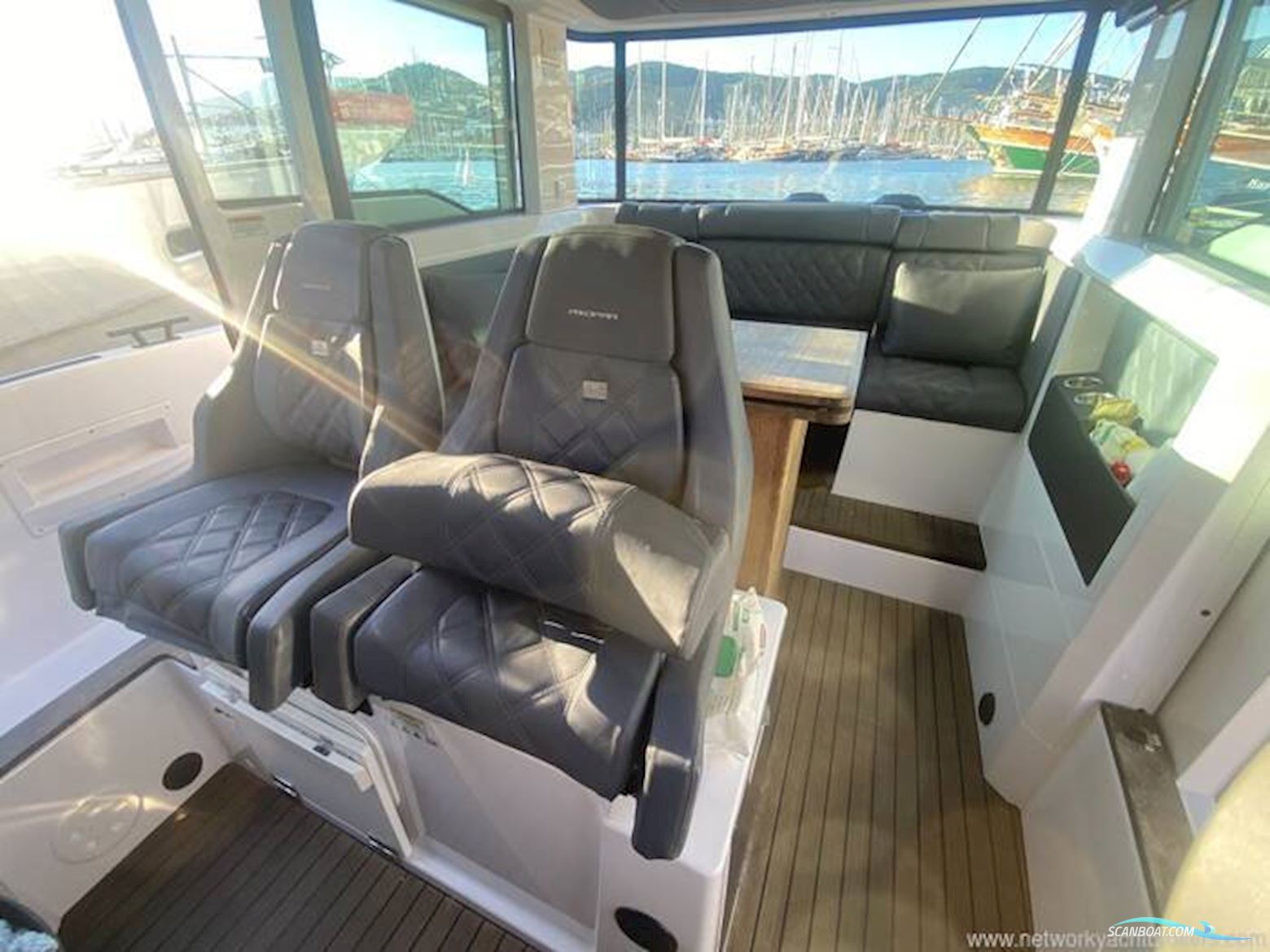 Axopar 37 XC Cross Cabin