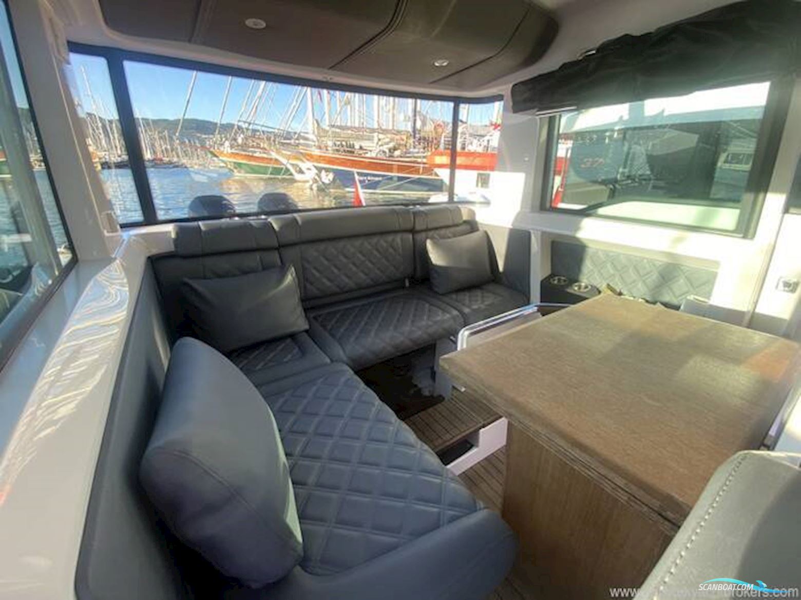 Axopar 37 XC Cross Cabin