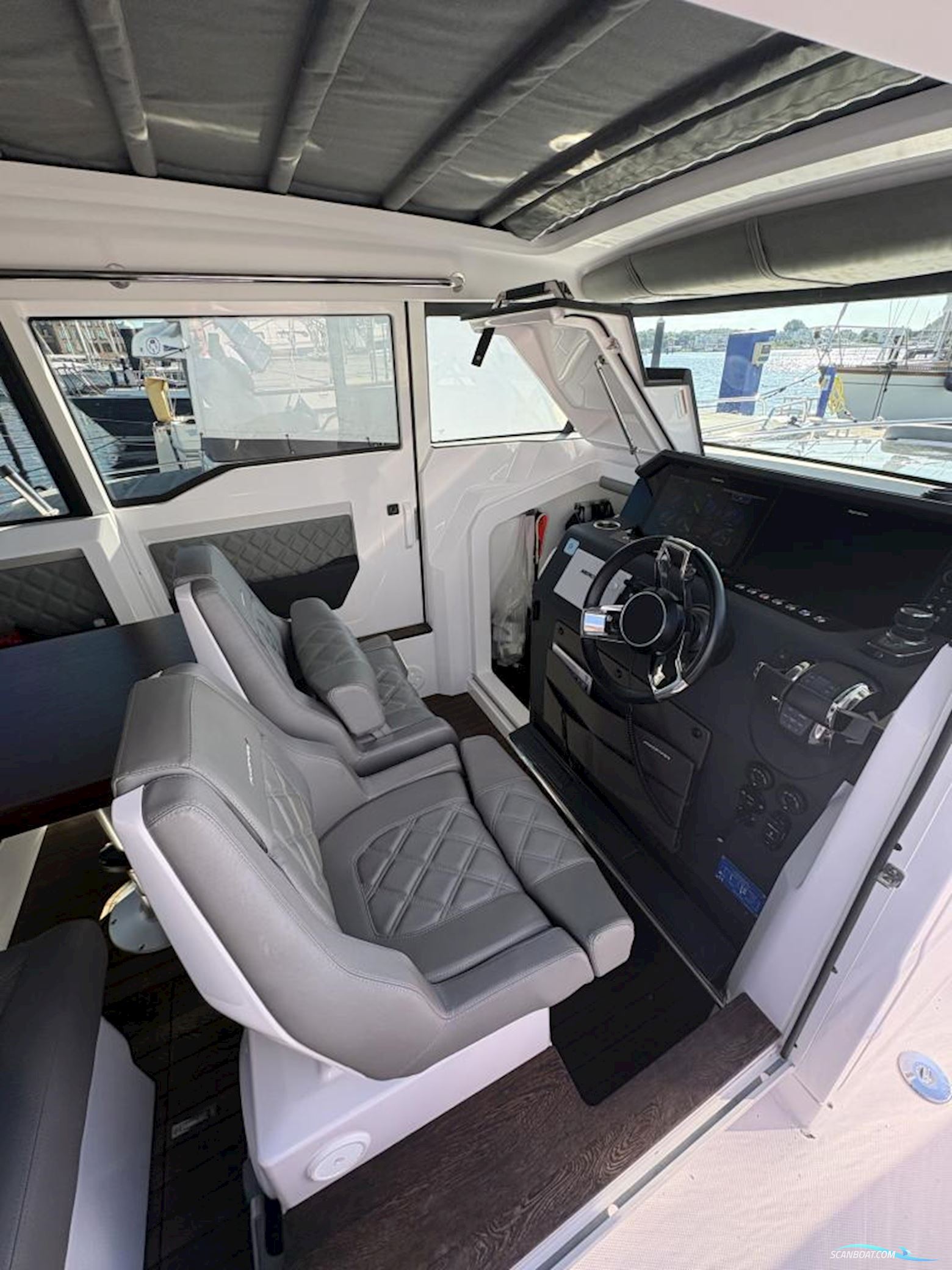 Axopar 37 XC Cross Cabin