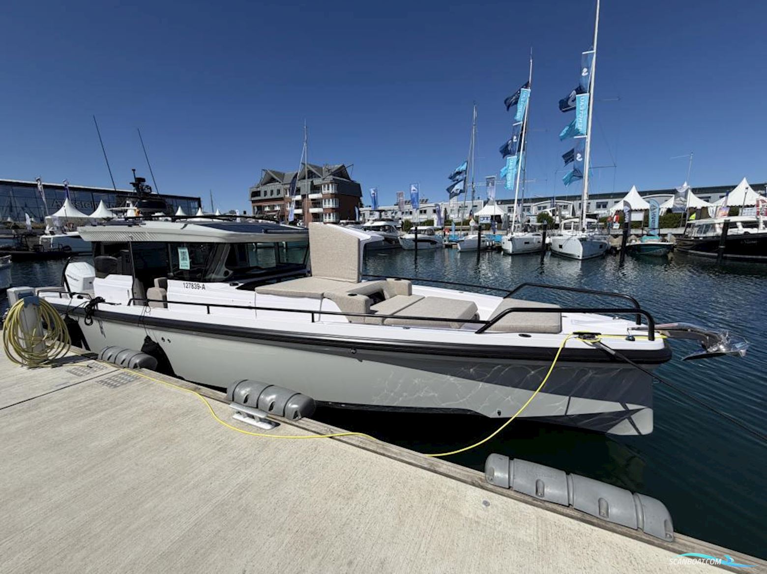 Axopar 37 XC Cross Cabin