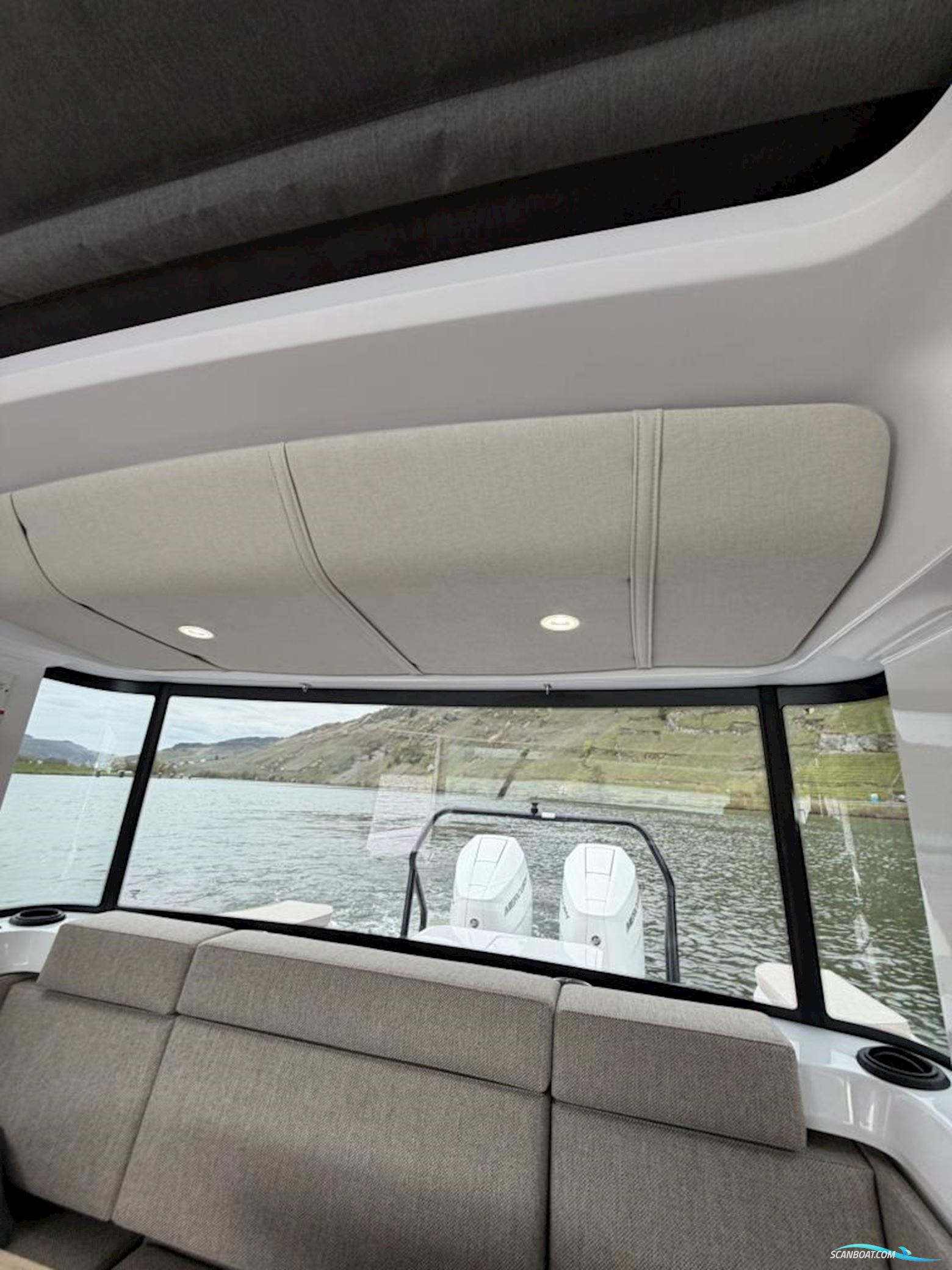 Axopar 37 XC Cross Cabin