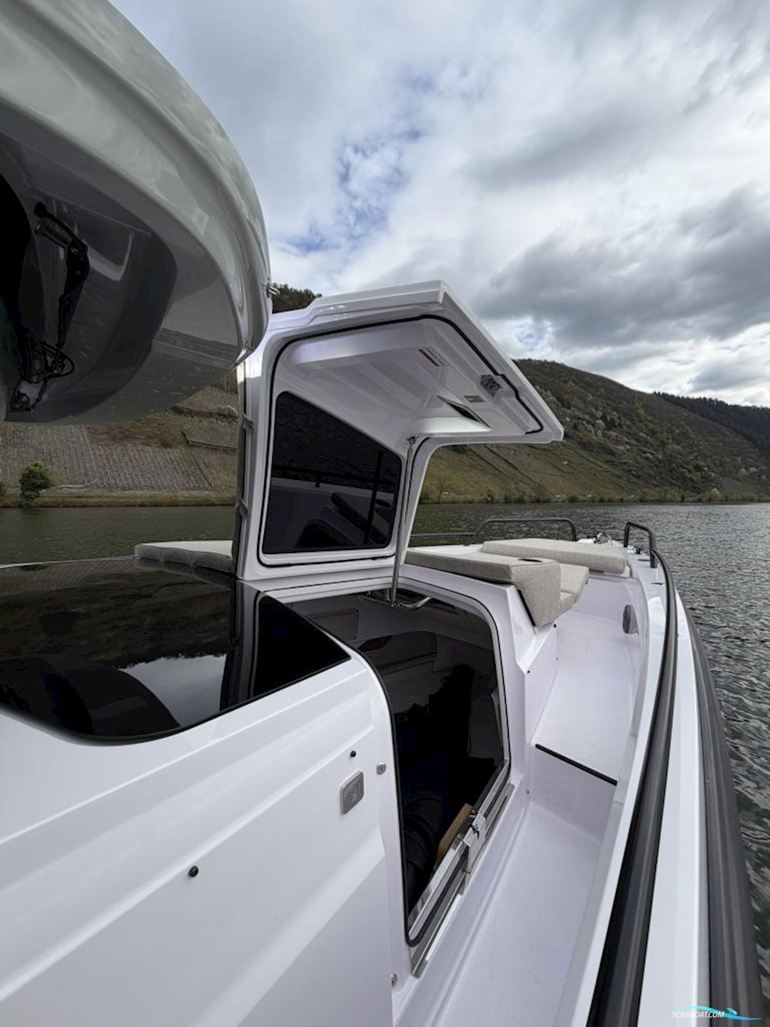 Axopar 37 XC Cross Cabin