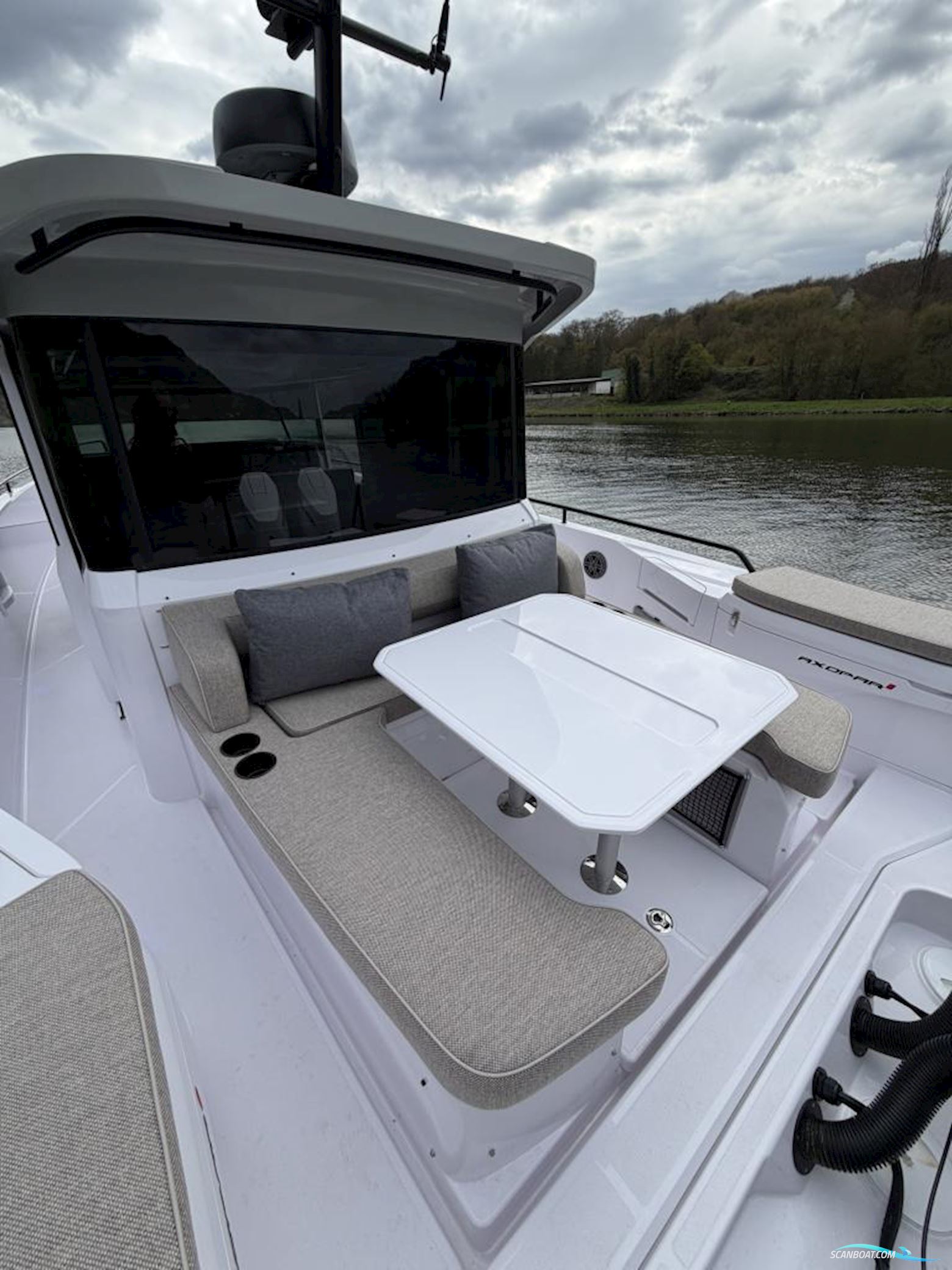 Axopar 37 XC Cross Cabin