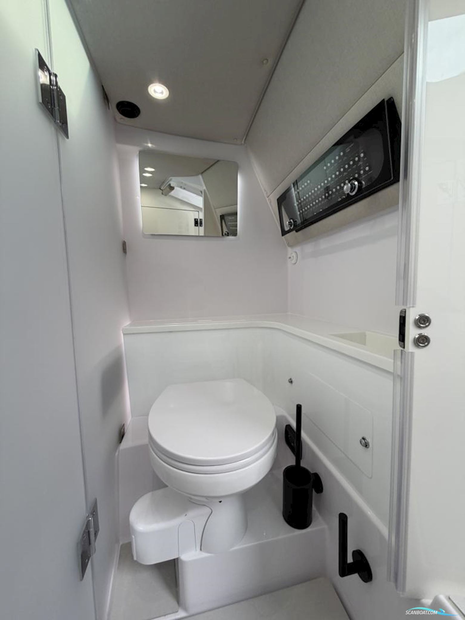 Axopar 37 XC Cross Cabin