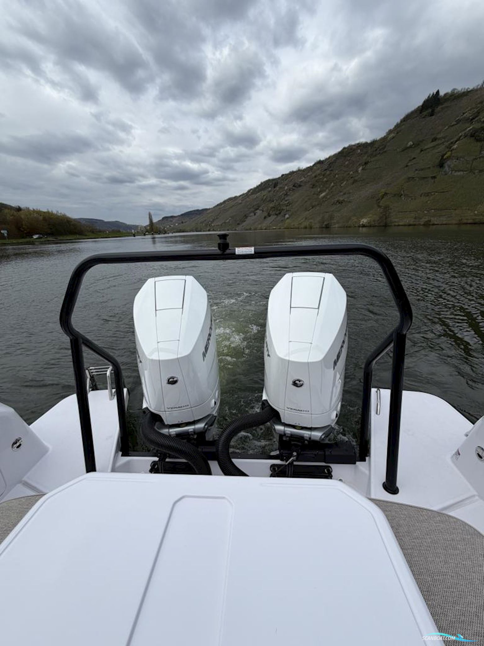 Axopar 37 XC Cross Cabin