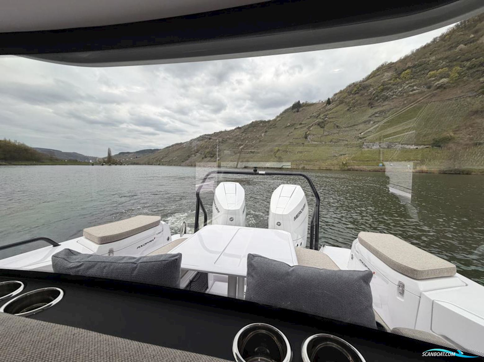 AXOPAR 37 XC Cross Cabin