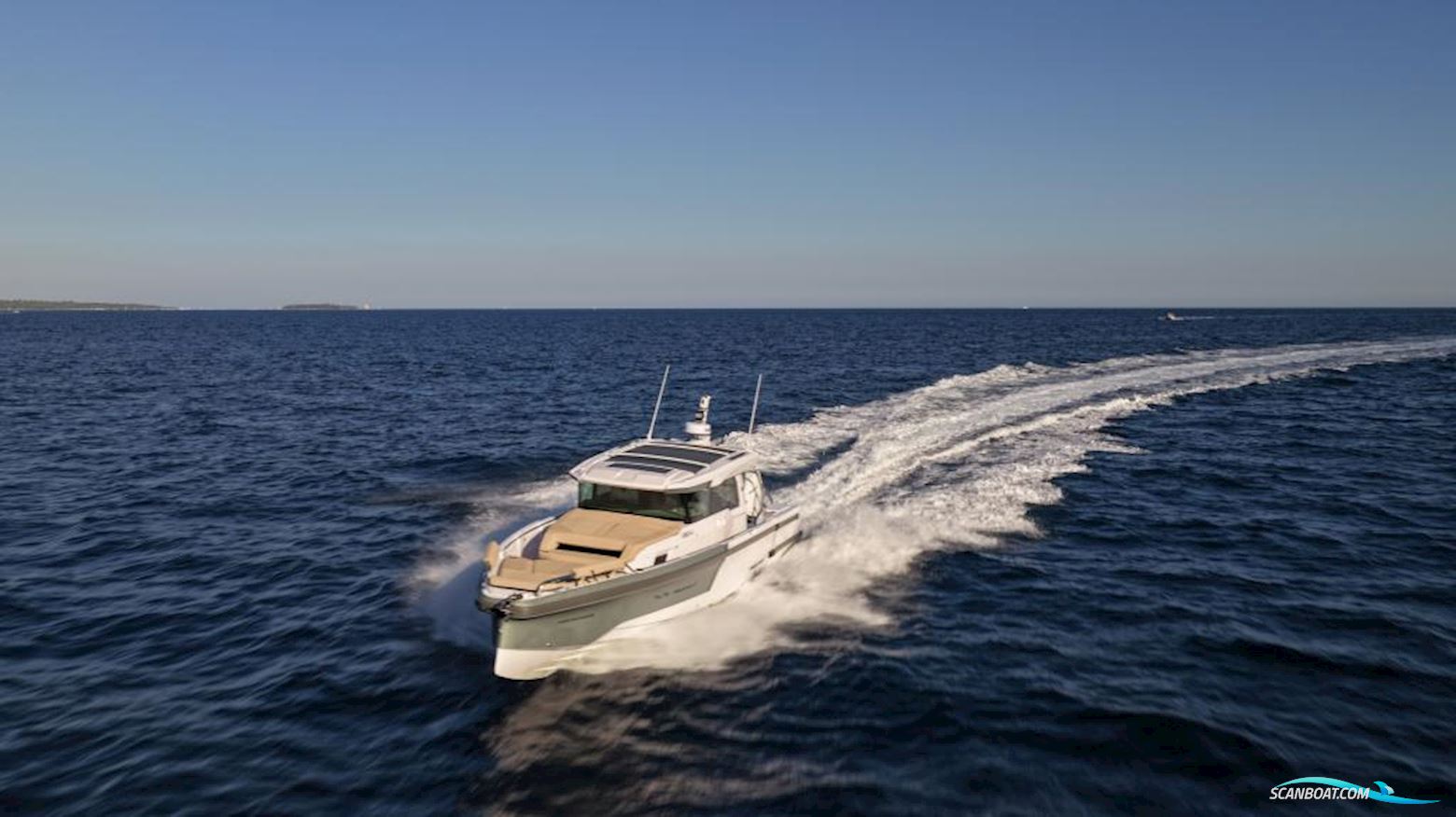 AXOPAR 38 XC Cross Cabin