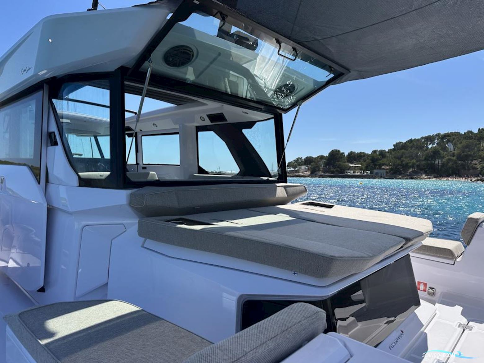 AXOPAR 38 XC Cross Cabin