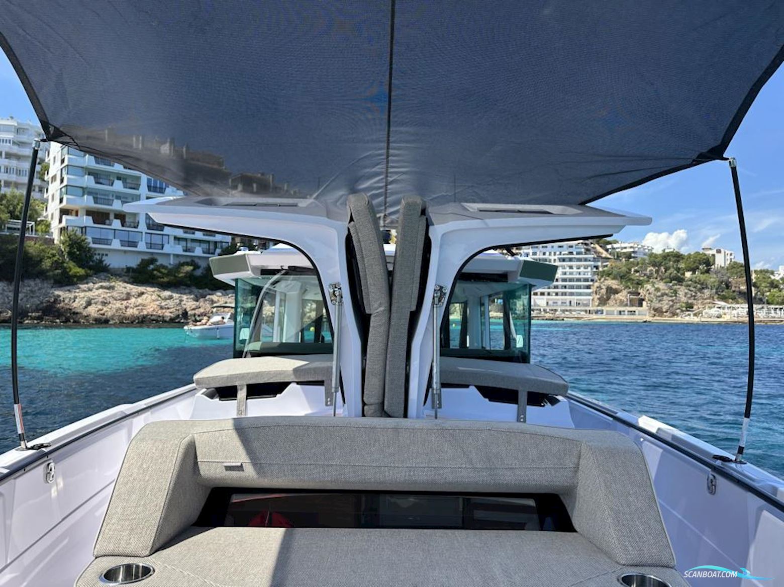 AXOPAR 38 XC Cross Cabin