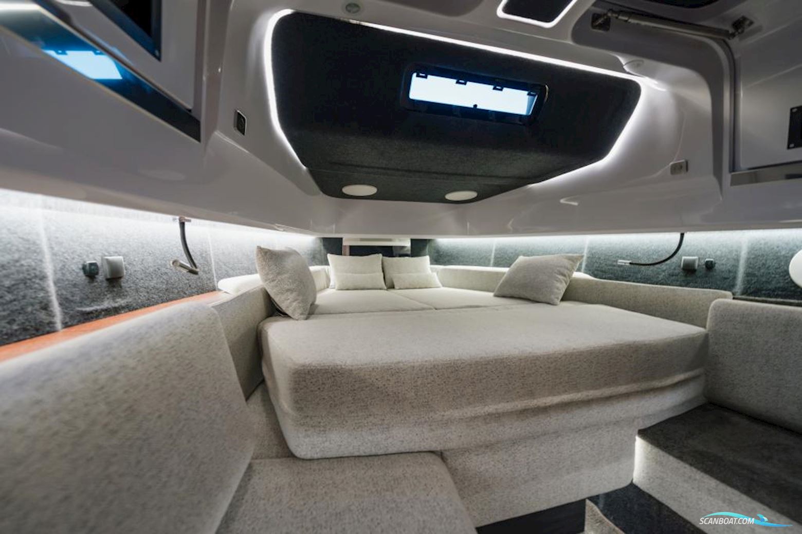 Axopar 45 Cross Cabin - Reserviert