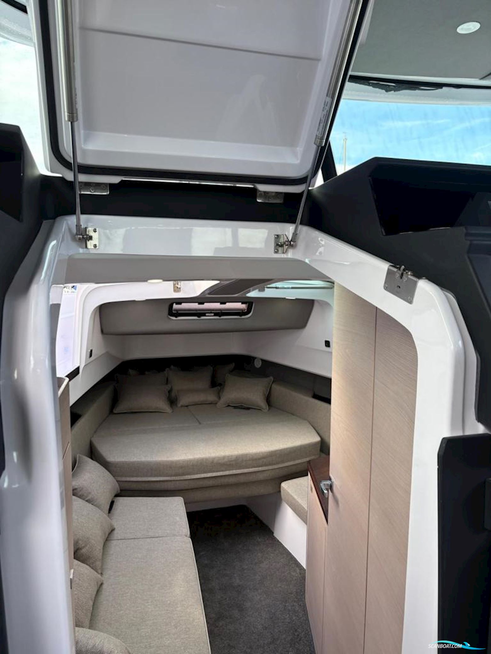 AXOPAR 45 Cross Cabin