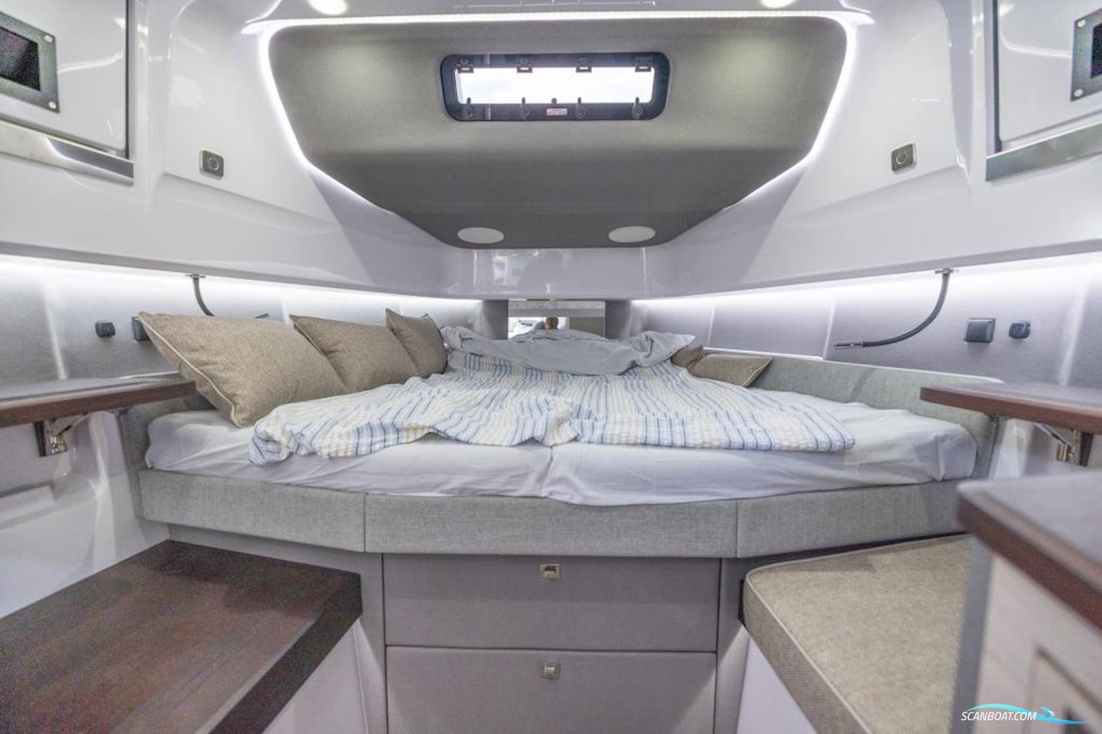 Axopar 45 XC Cross Cabin