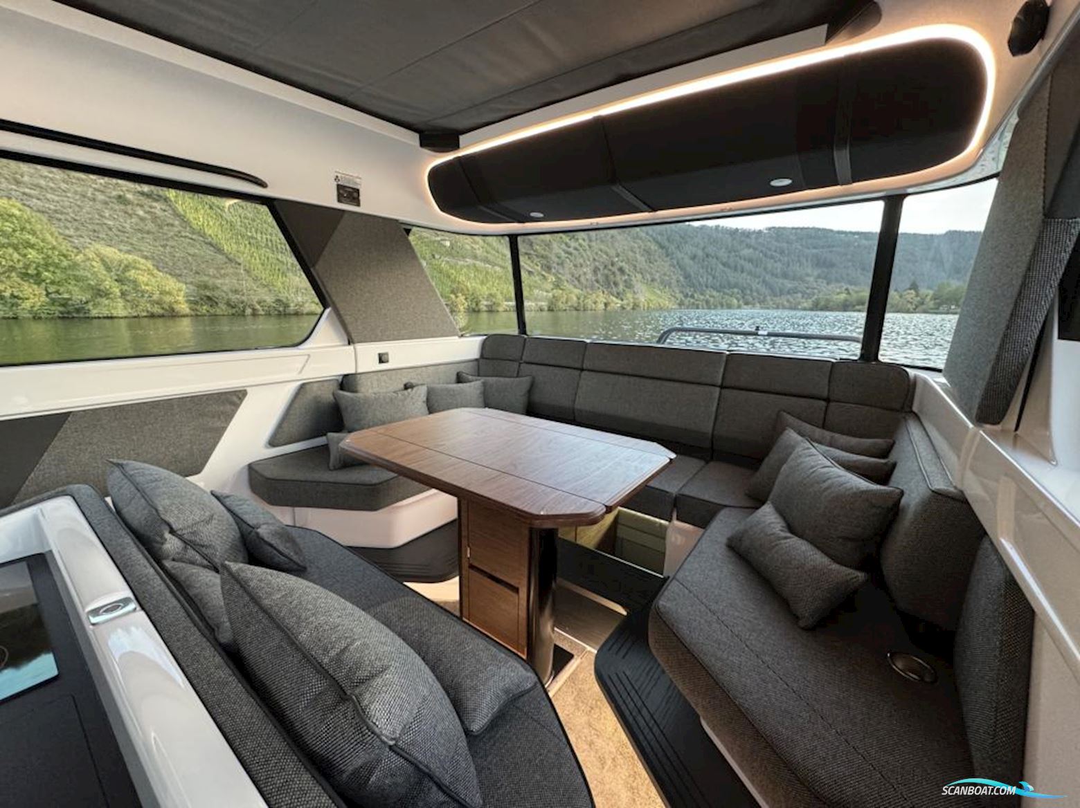 Axopar 45 XC Cross Cabin